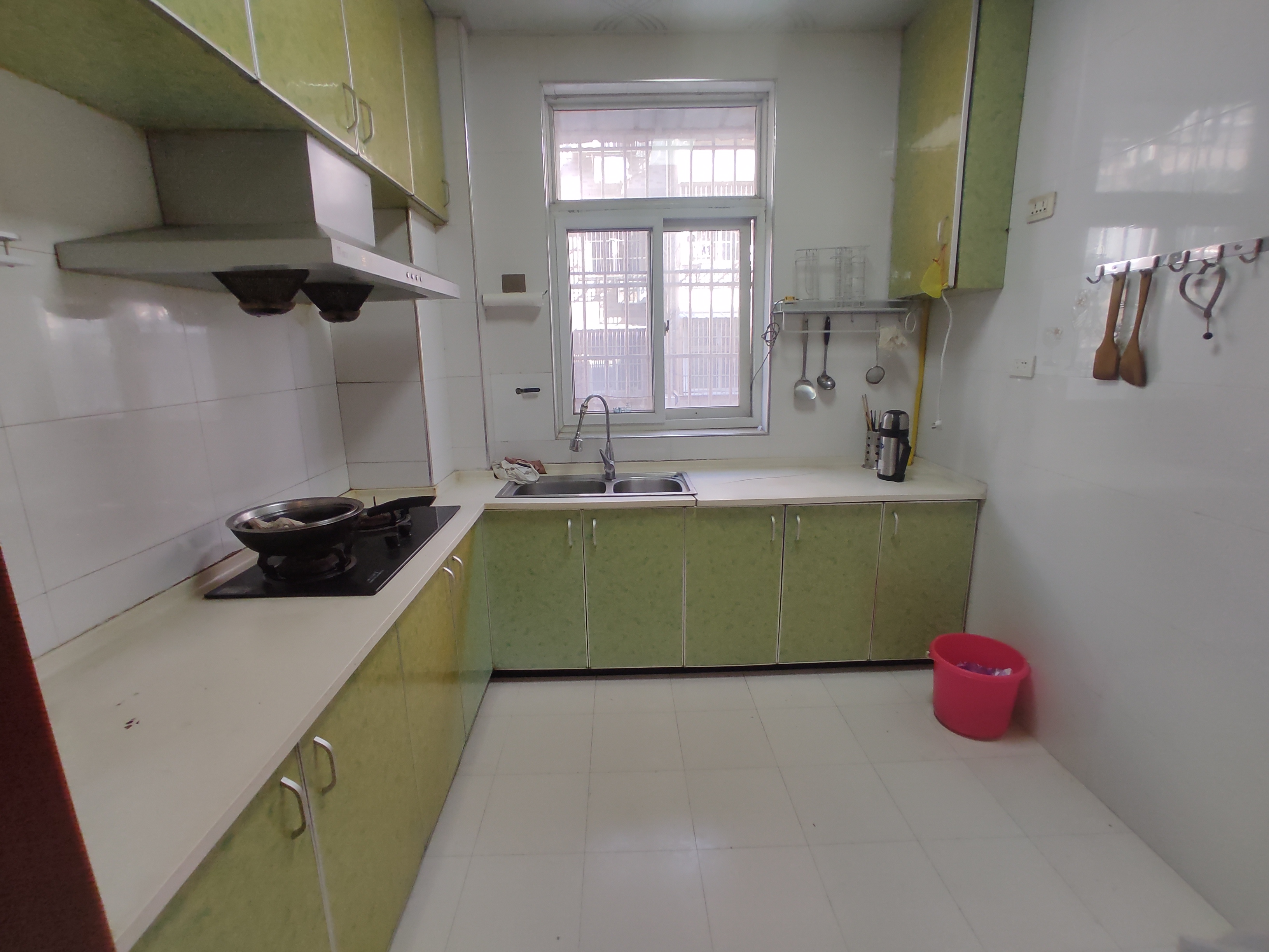 绿洲花苑.精装三房.楼下就是學笑.证件满二.看房方便