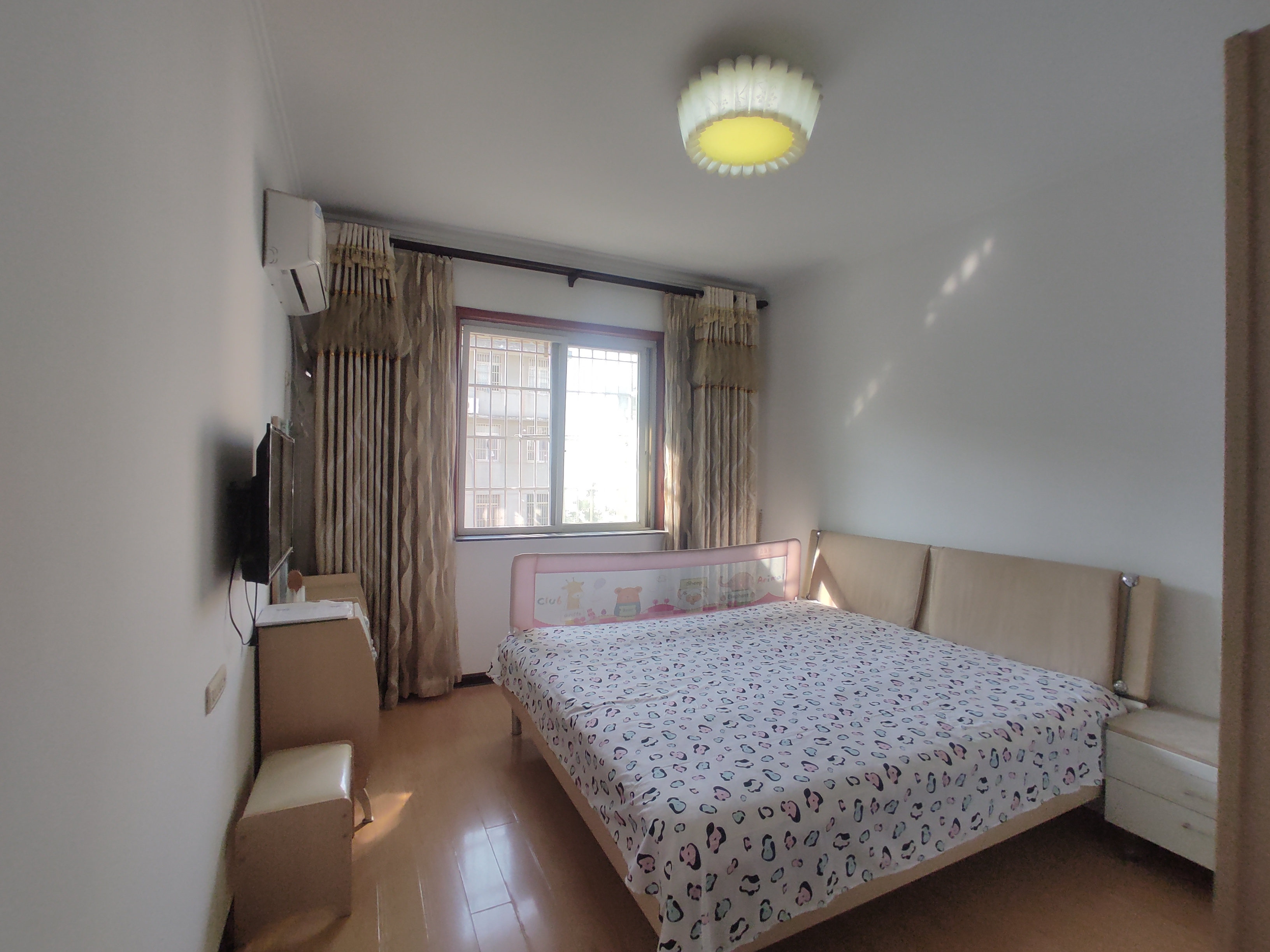 绿洲花苑.精装三房.楼下就是學笑.证件满二.看房方便