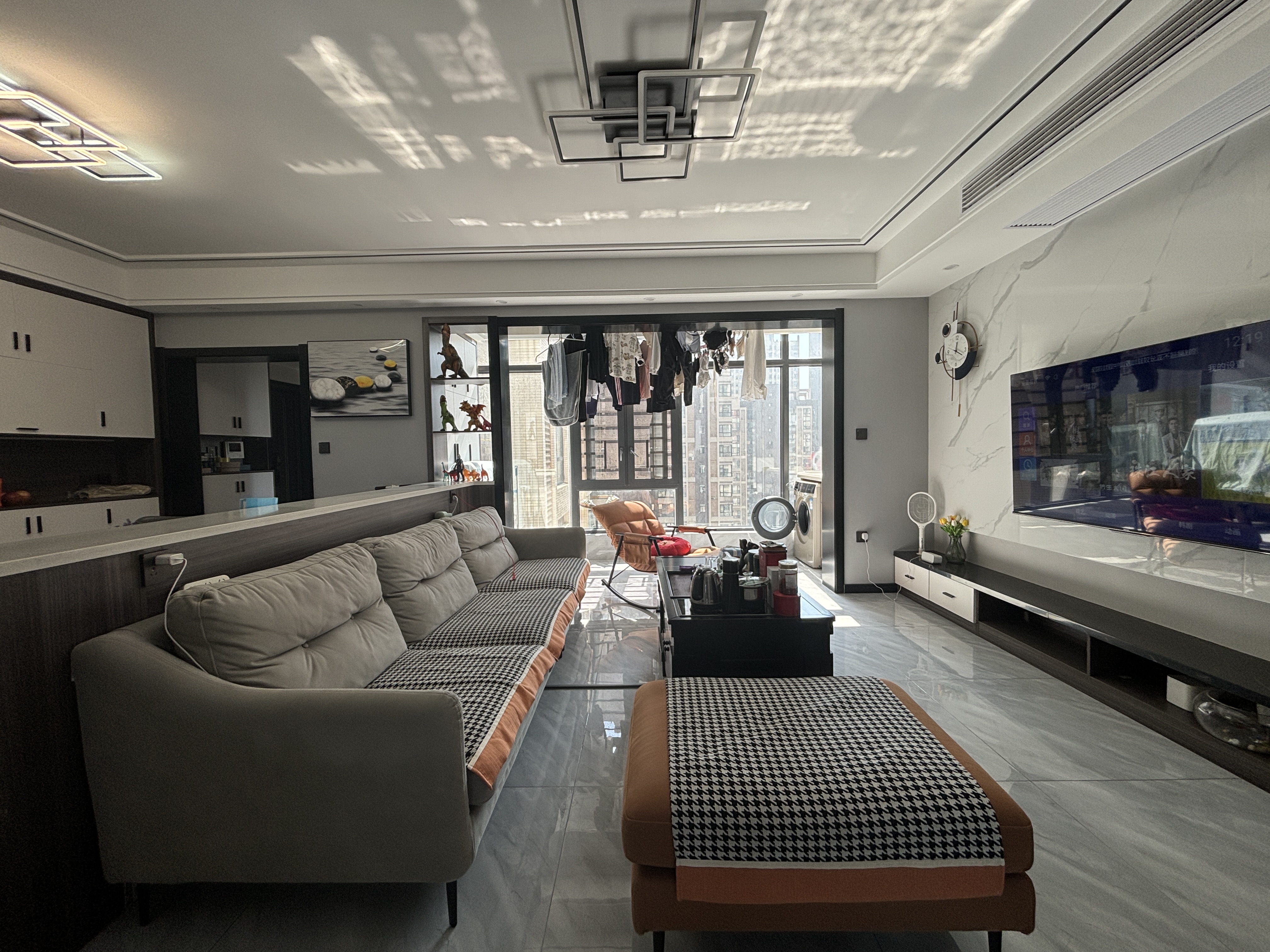 和合国际.全屋品牌装修.房子9点9成新.证件满二.看房方便