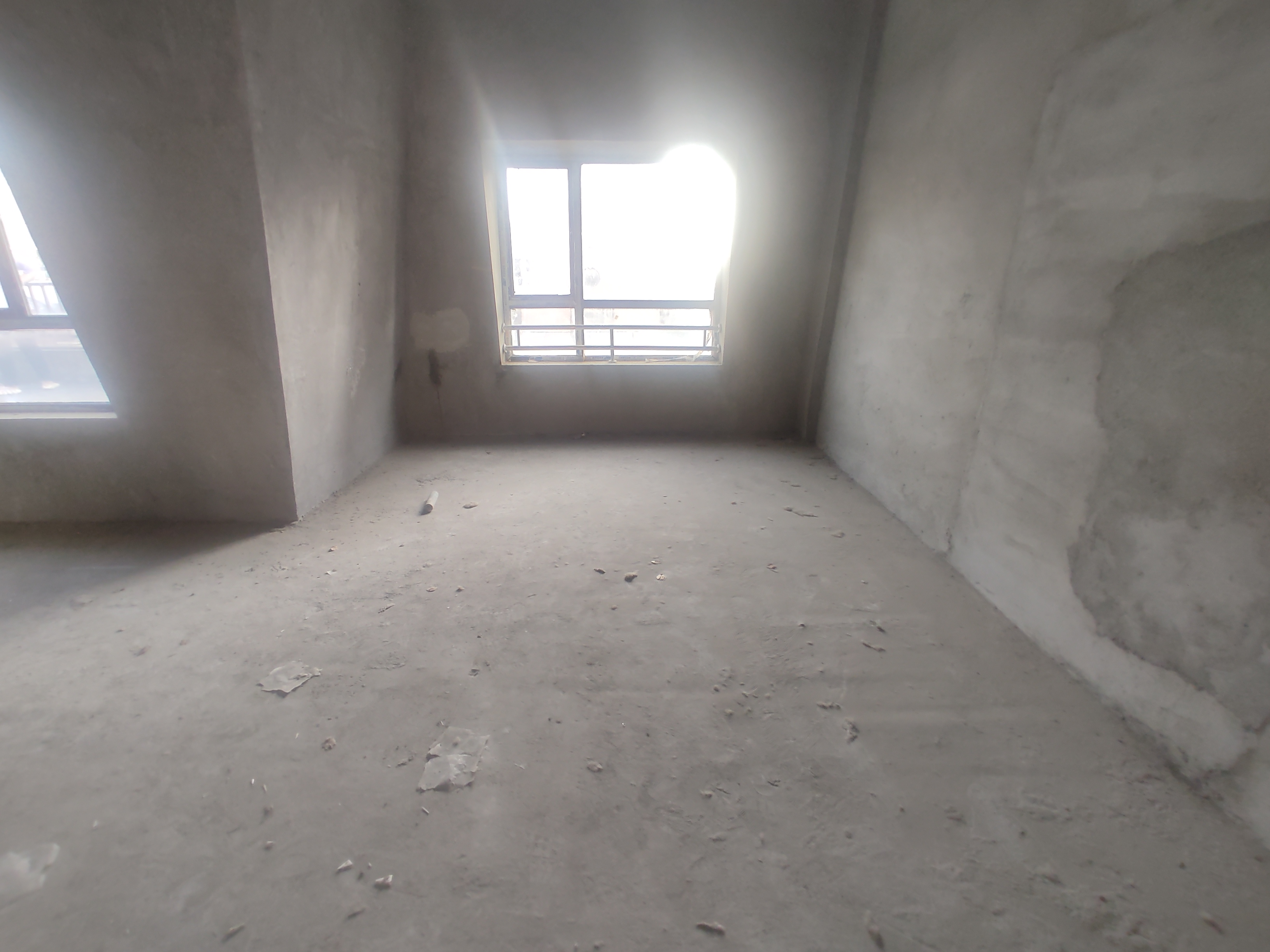 新城一号新街.毛坯三房两卫.带大露台.看房方便