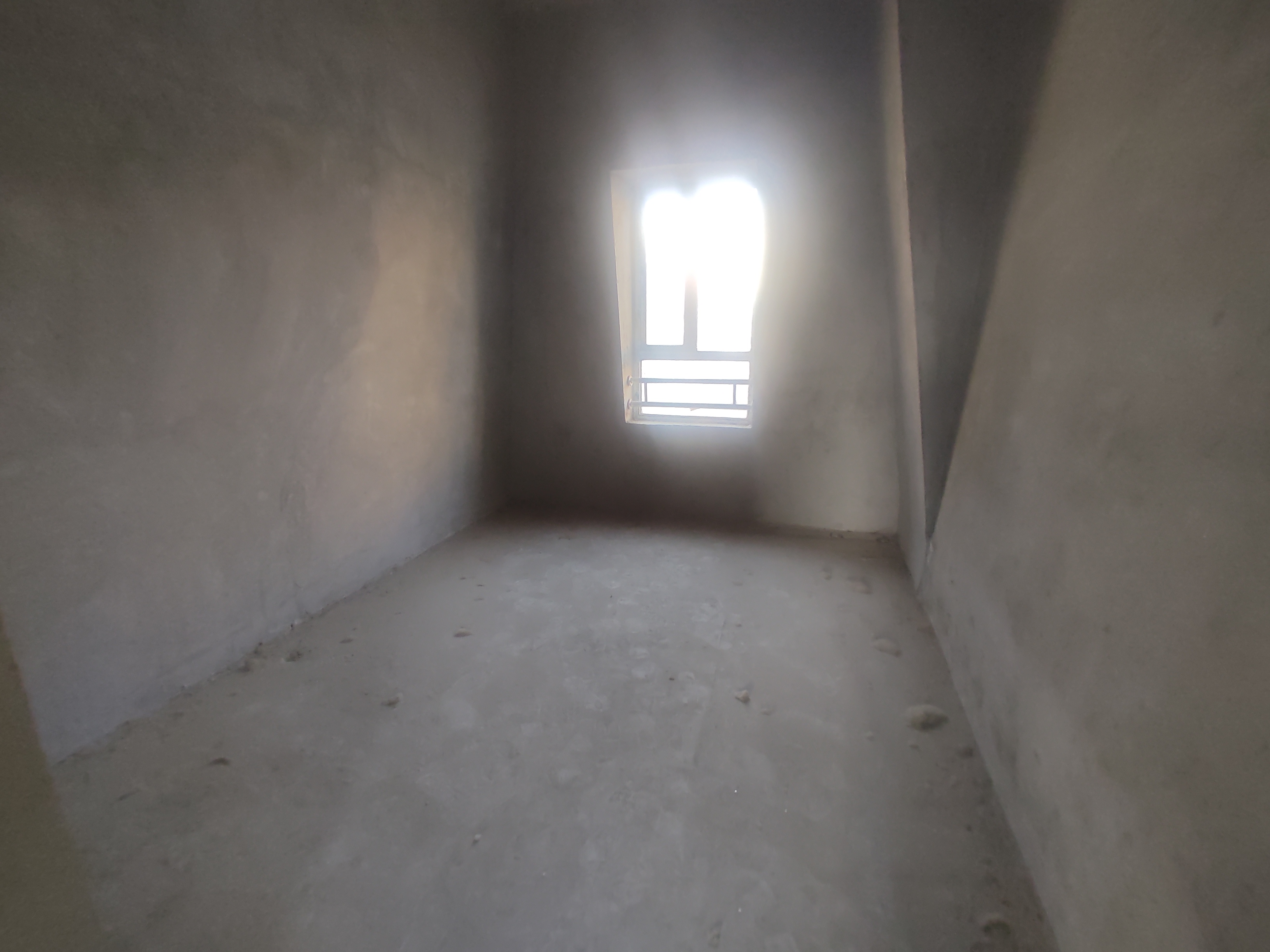 新城一号新街.毛坯三房两卫.带大露台.看房方便