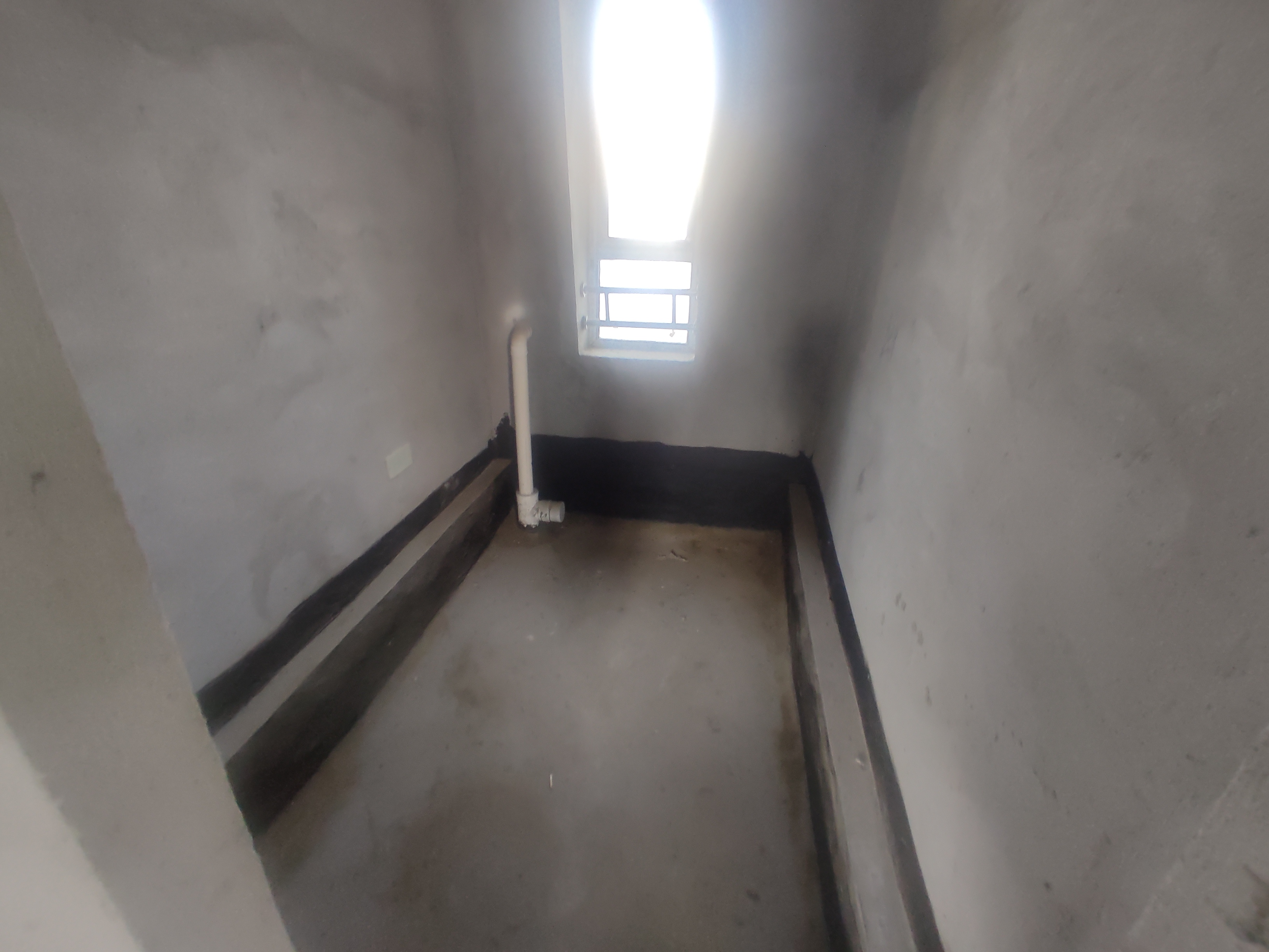 新城一号新街.毛坯三房两卫.带大露台.看房方便