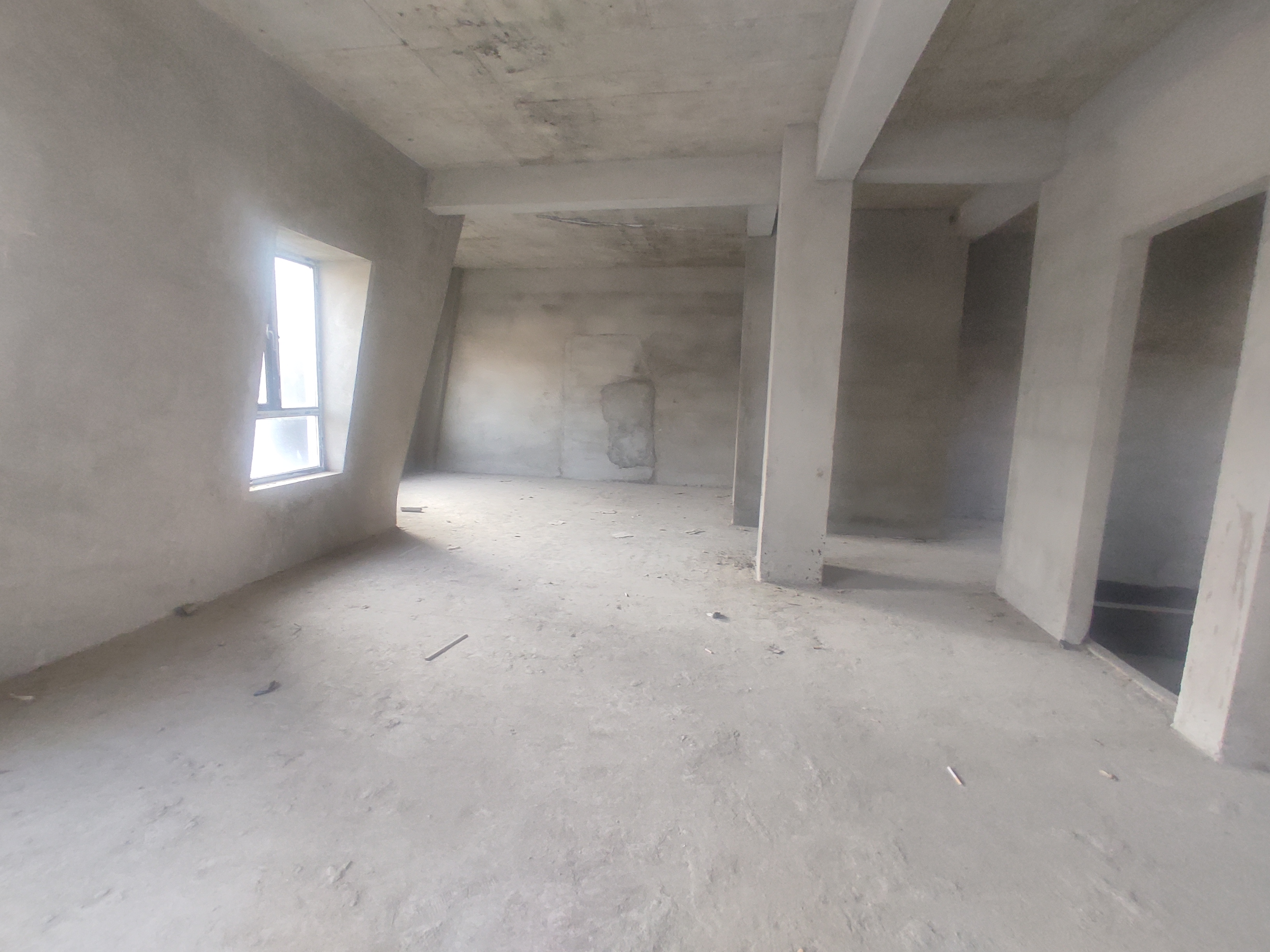 新城一号新街.毛坯三房两卫.带大露台.看房方便