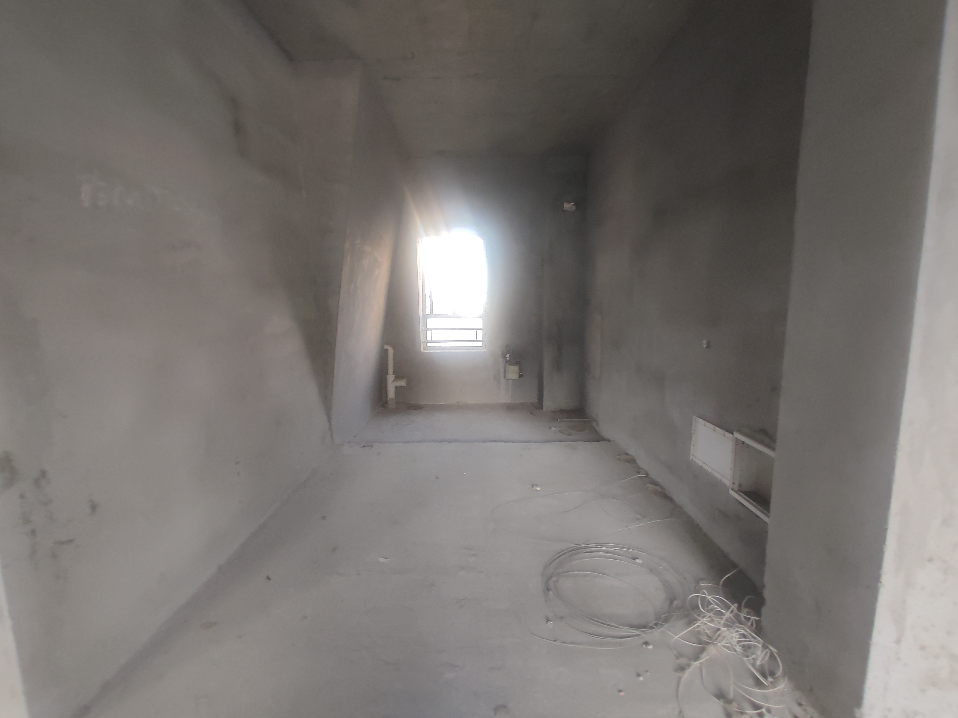 新城一号新街.毛坯三房两卫.带大露台.看房方便