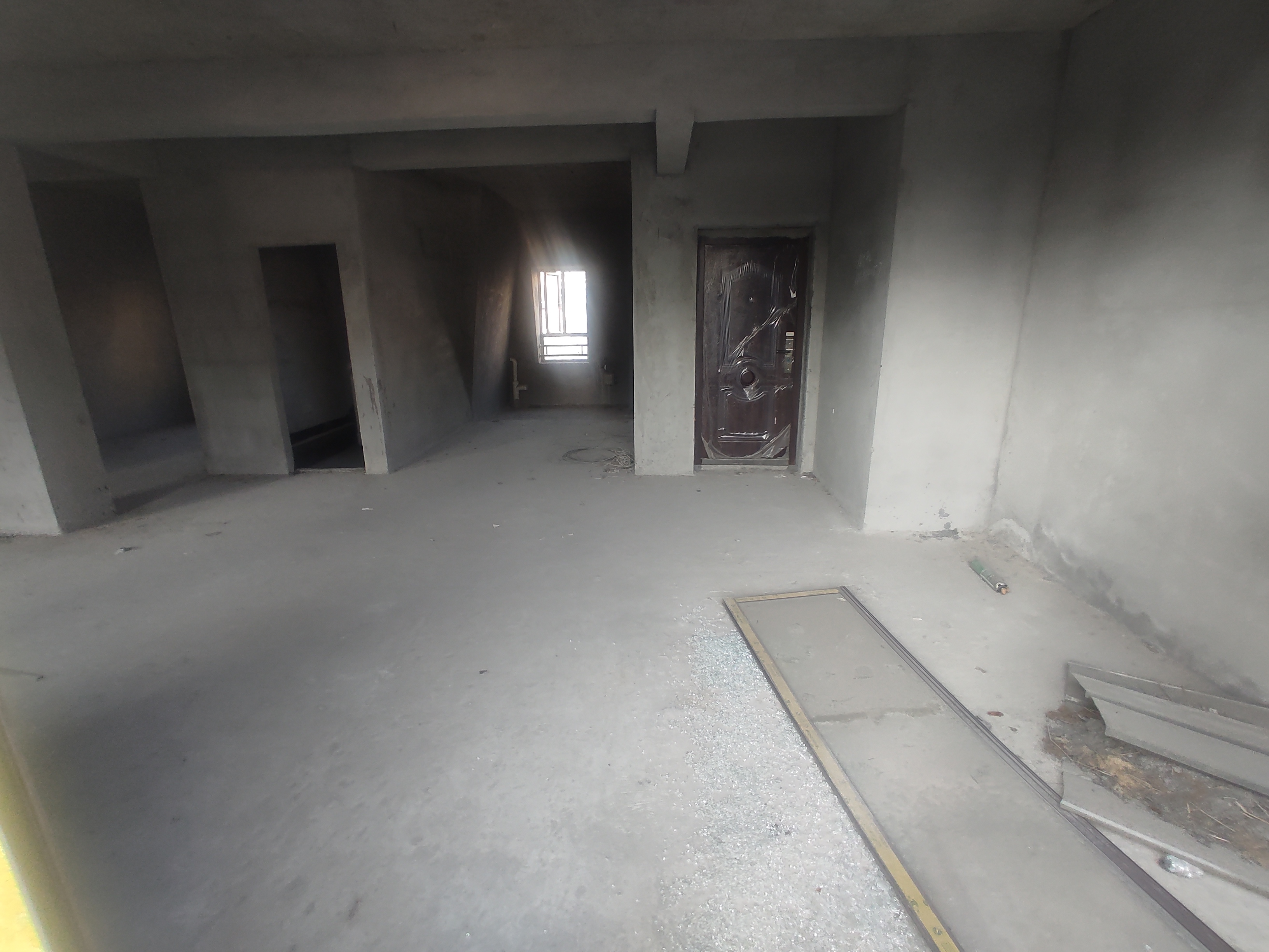 新城一号新街.毛坯三房两卫.带大露台.看房方便