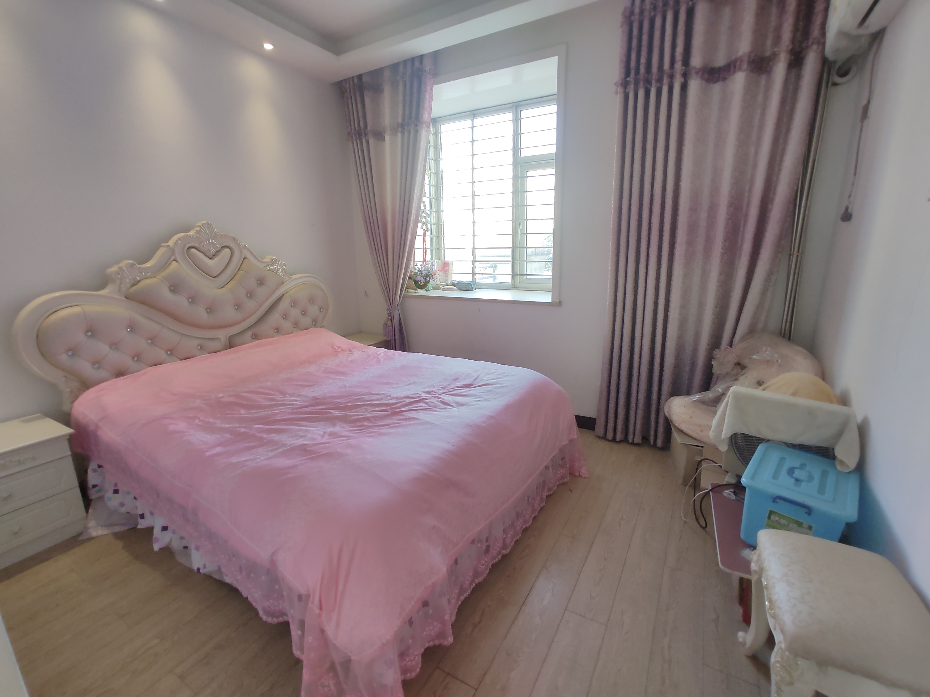 中央华府.精装三房.带露台.证件满二.看房方便