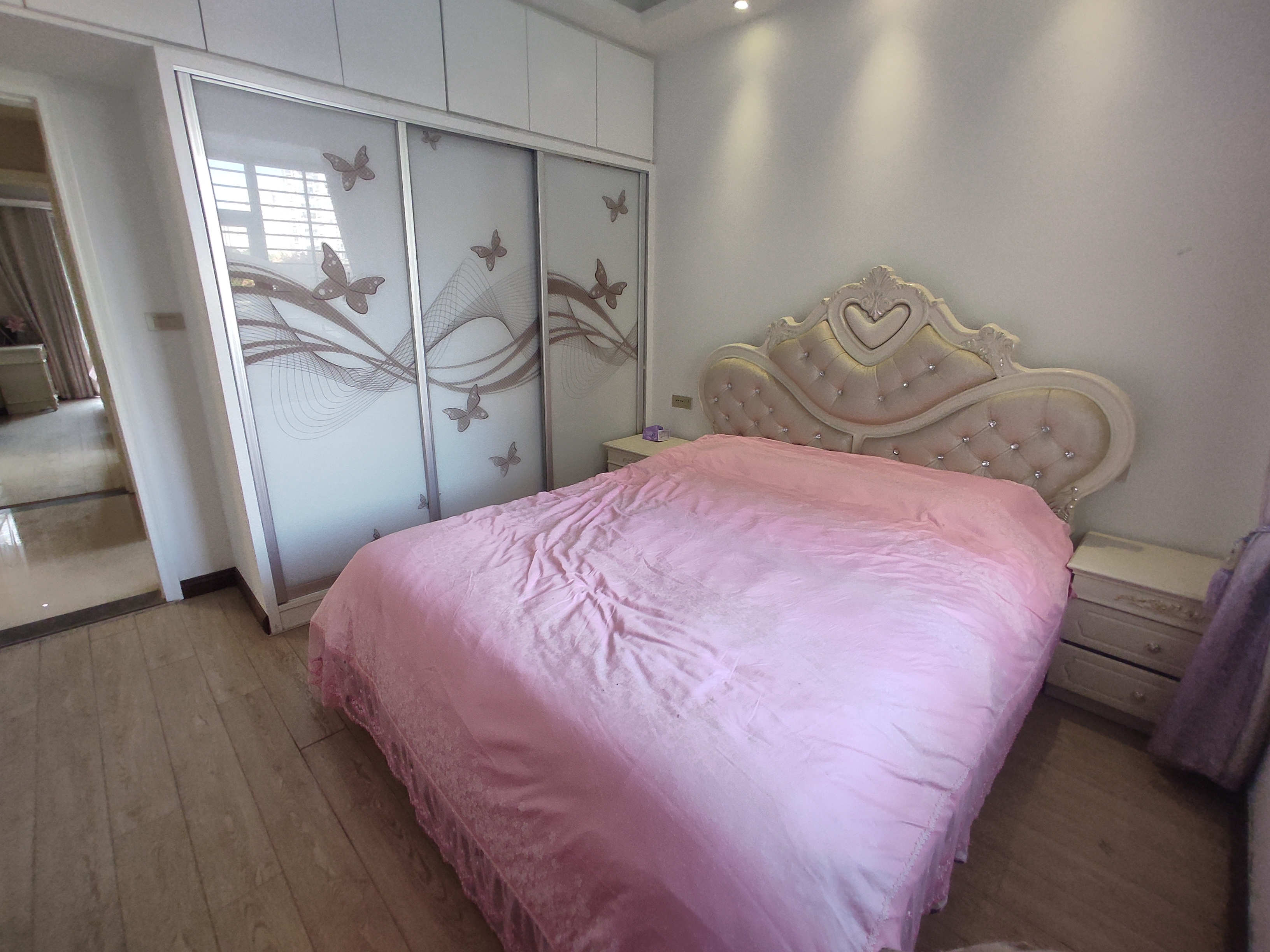 中央华府.精装三房.带露台.证件满二.看房方便