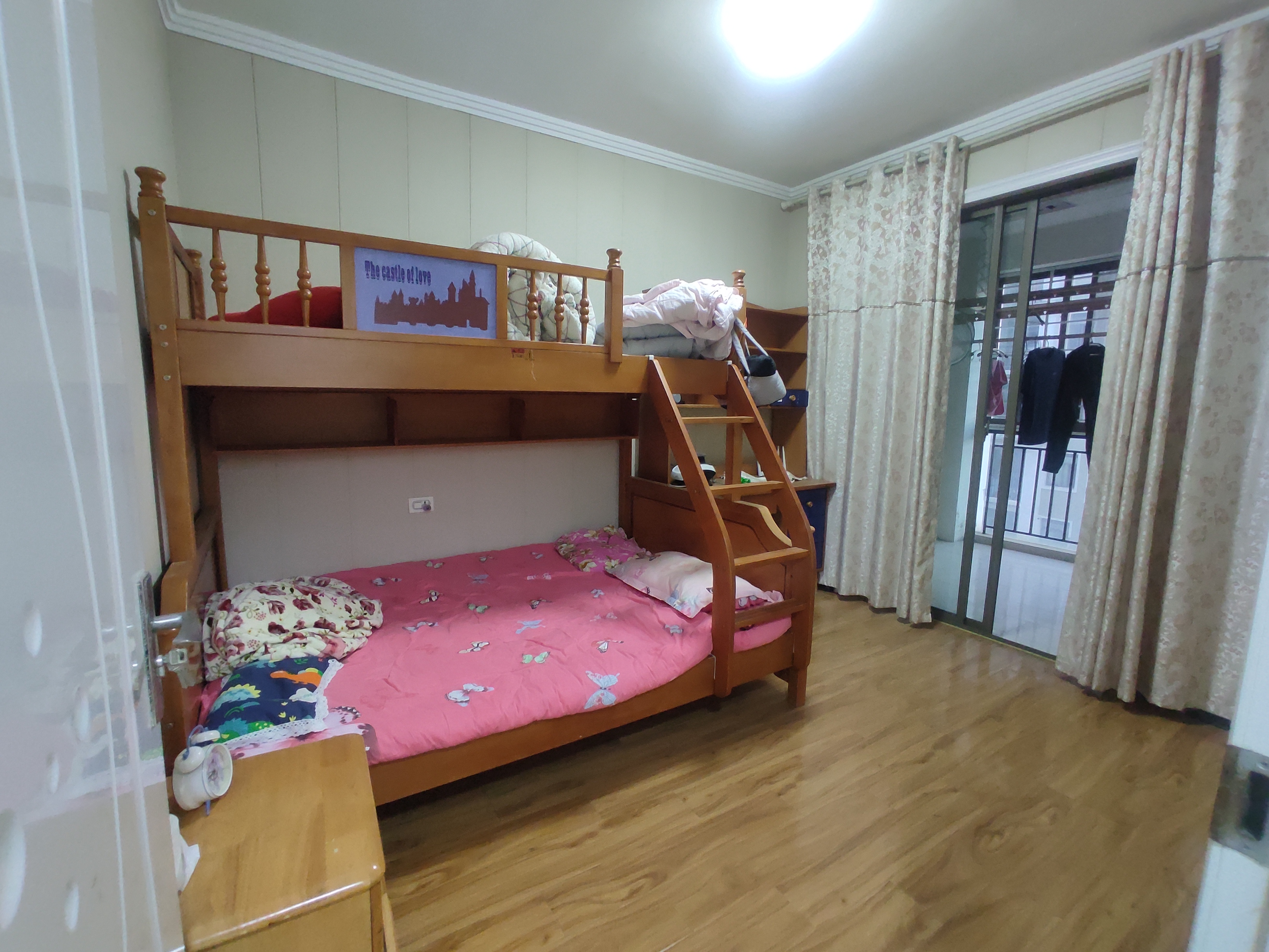 金诚花园.精装三房.房子成色新.房子是电梯小高层