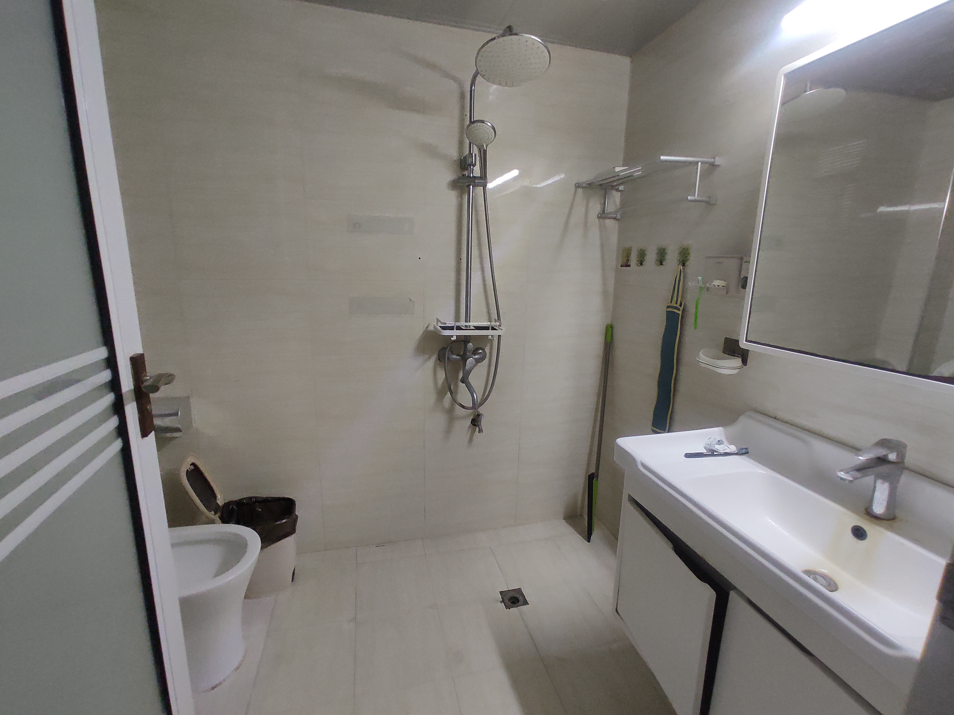 金诚花园.精装三房.房子成色新.房子是电梯小高层