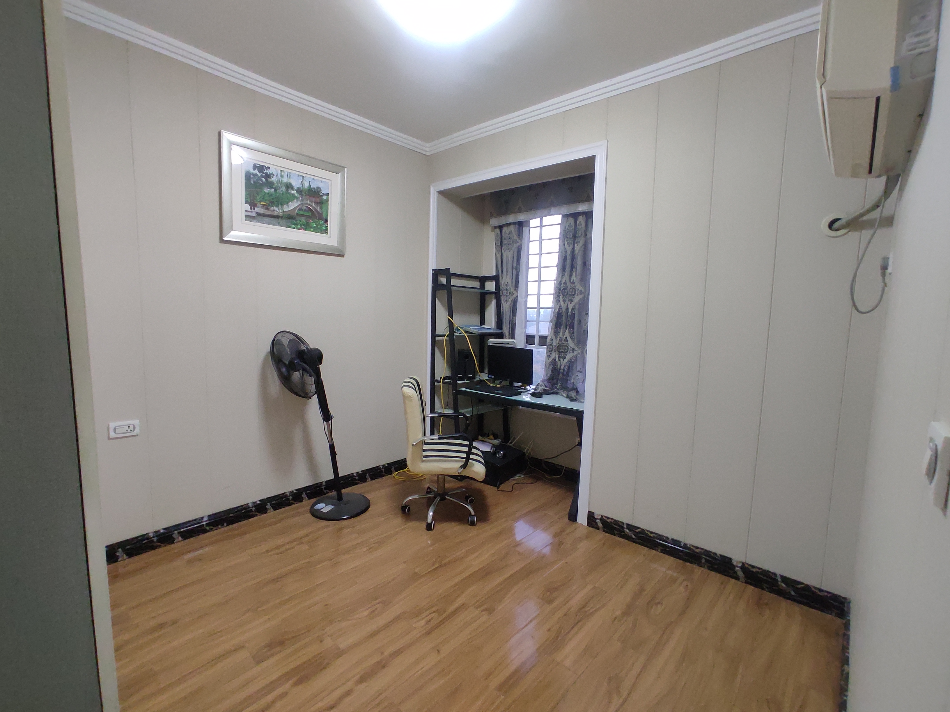 金诚花园.精装三房.房子成色新.房子是电梯小高层