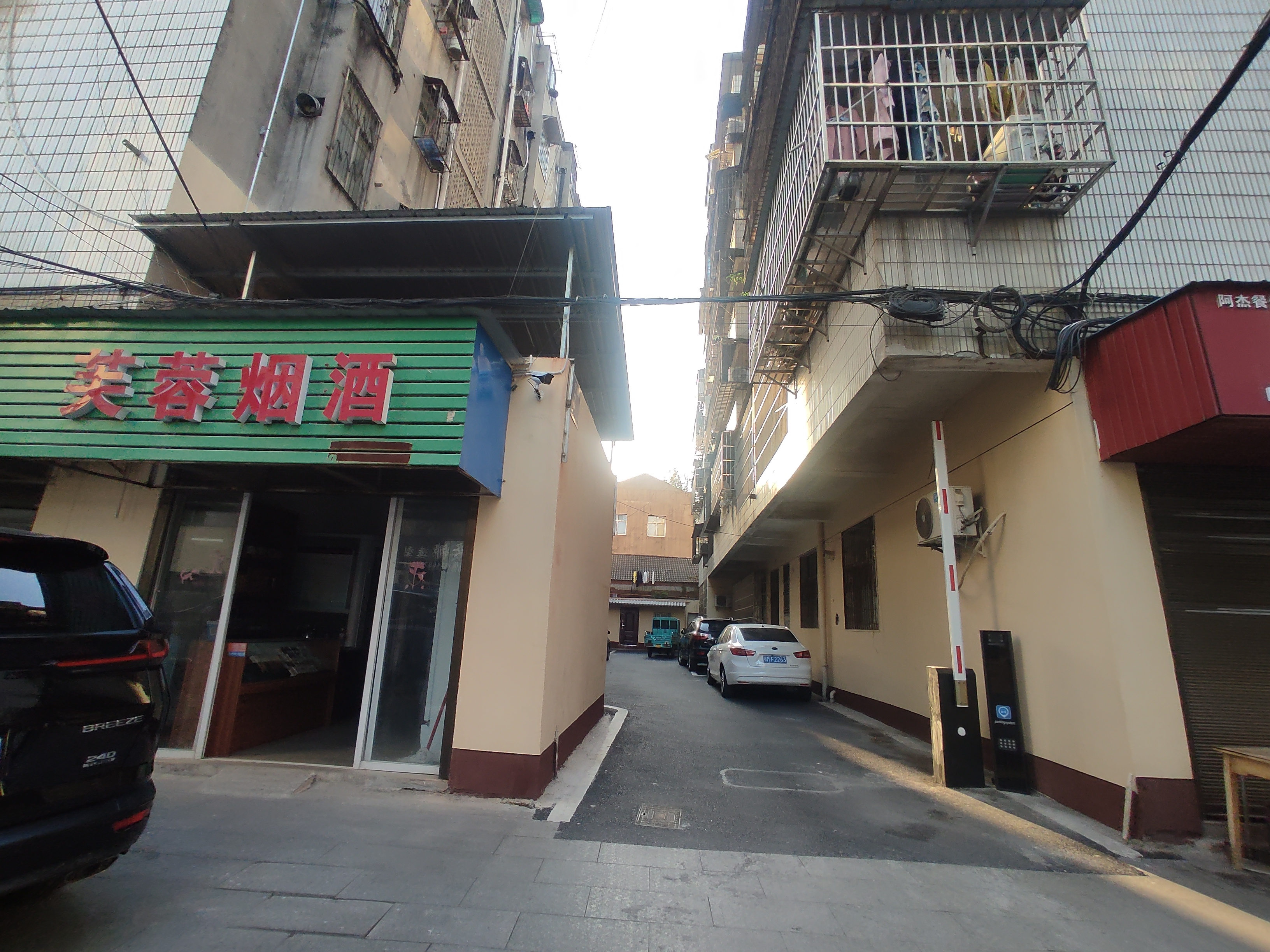 永乐小区.精装三房.房子成色新.看房方便