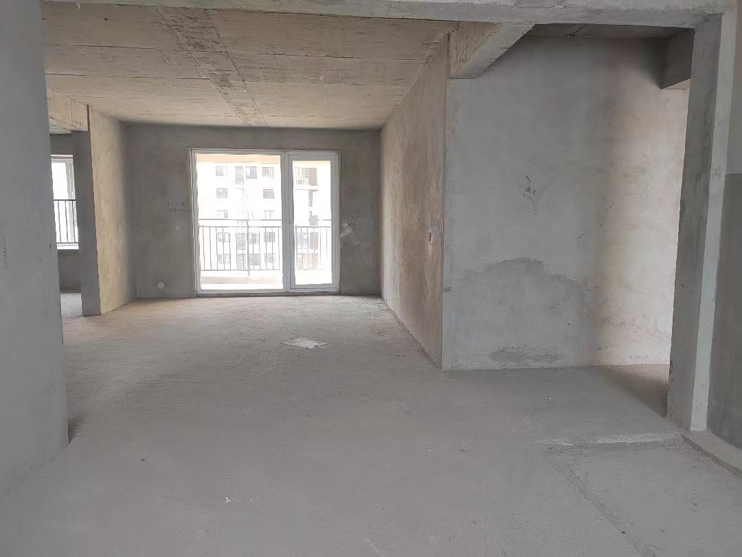 满庭春.毛坯三房送路户花园.中间楼层边户.证件满二.看房方便