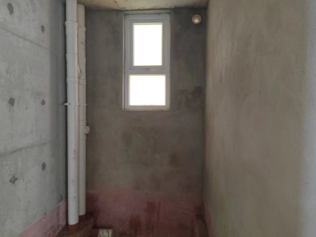 满庭春.毛坯三房送路户花园.中间楼层边户.证件满二.看房方便