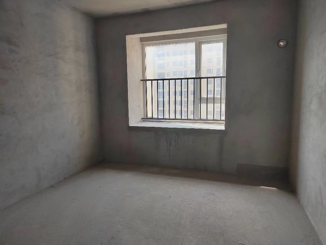 满庭春.毛坯三房送路户花园.中间楼层边户.证件满二.看房方便