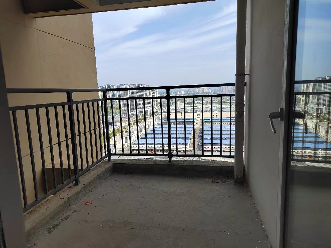 满庭春.毛坯三房送路户花园.中间楼层边户.证件满二.看房方便