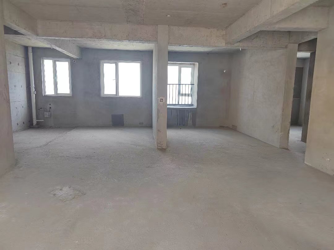 满庭春.毛坯三房送路户花园.中间楼层边户.证件满二.看房方便