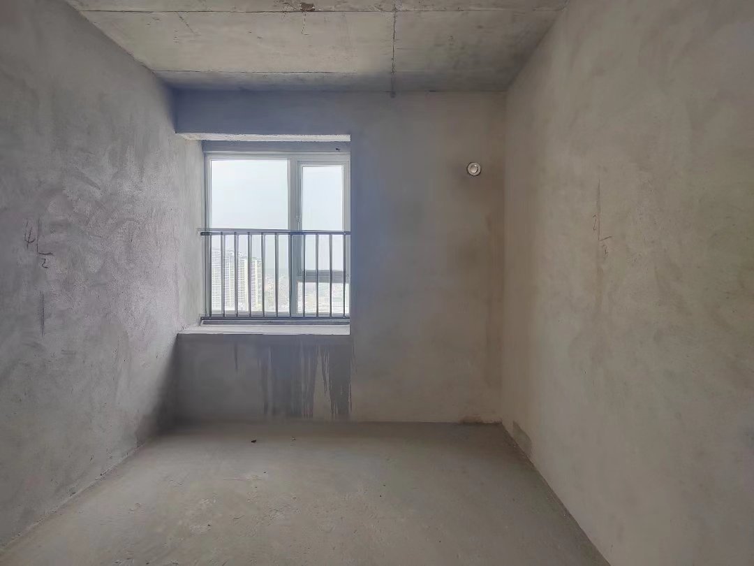 满庭春.毛坯三房送路户花园.中间楼层边户.证件满二.看房方便