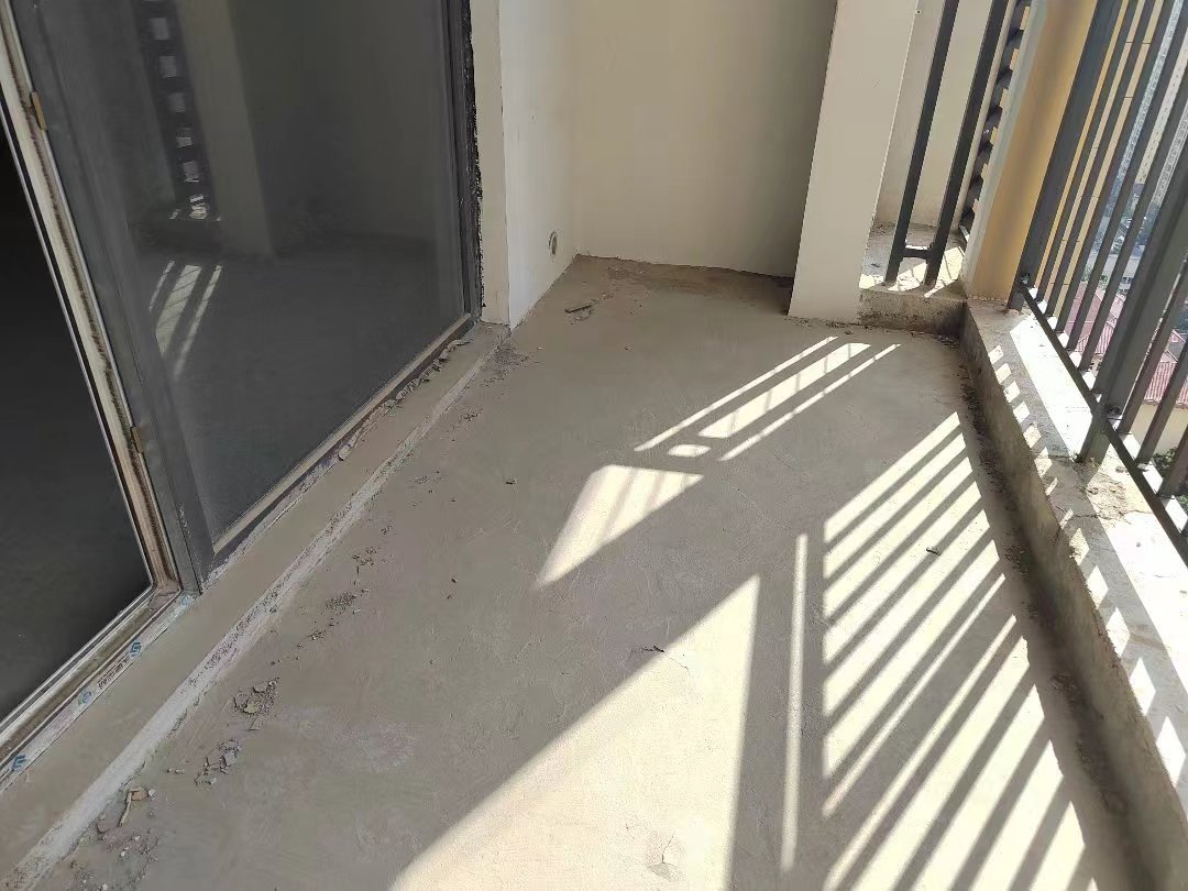 满庭春.毛坯三房送路户花园.中间楼层边户.证件满二.看房方便