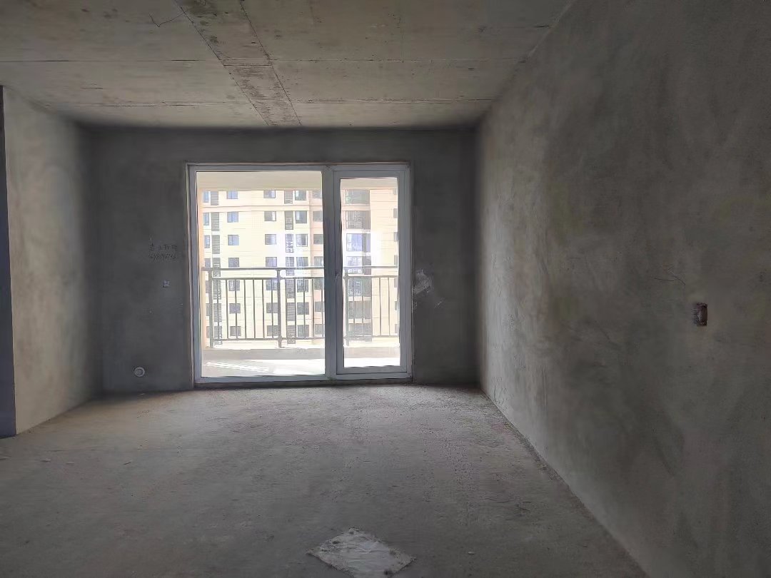 满庭春.毛坯三房送路户花园.中间楼层边户.证件满二.看房方便