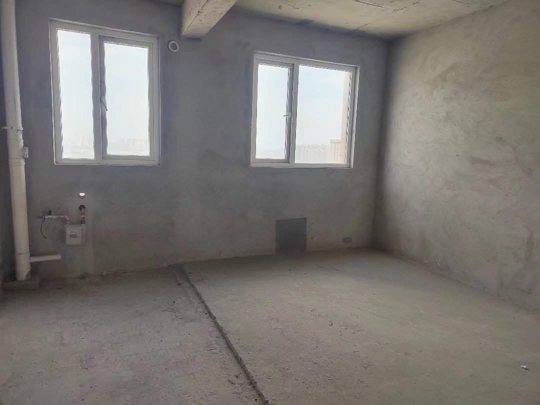 满庭春.毛坯三房送路户花园.中间楼层边户.证件满二.看房方便