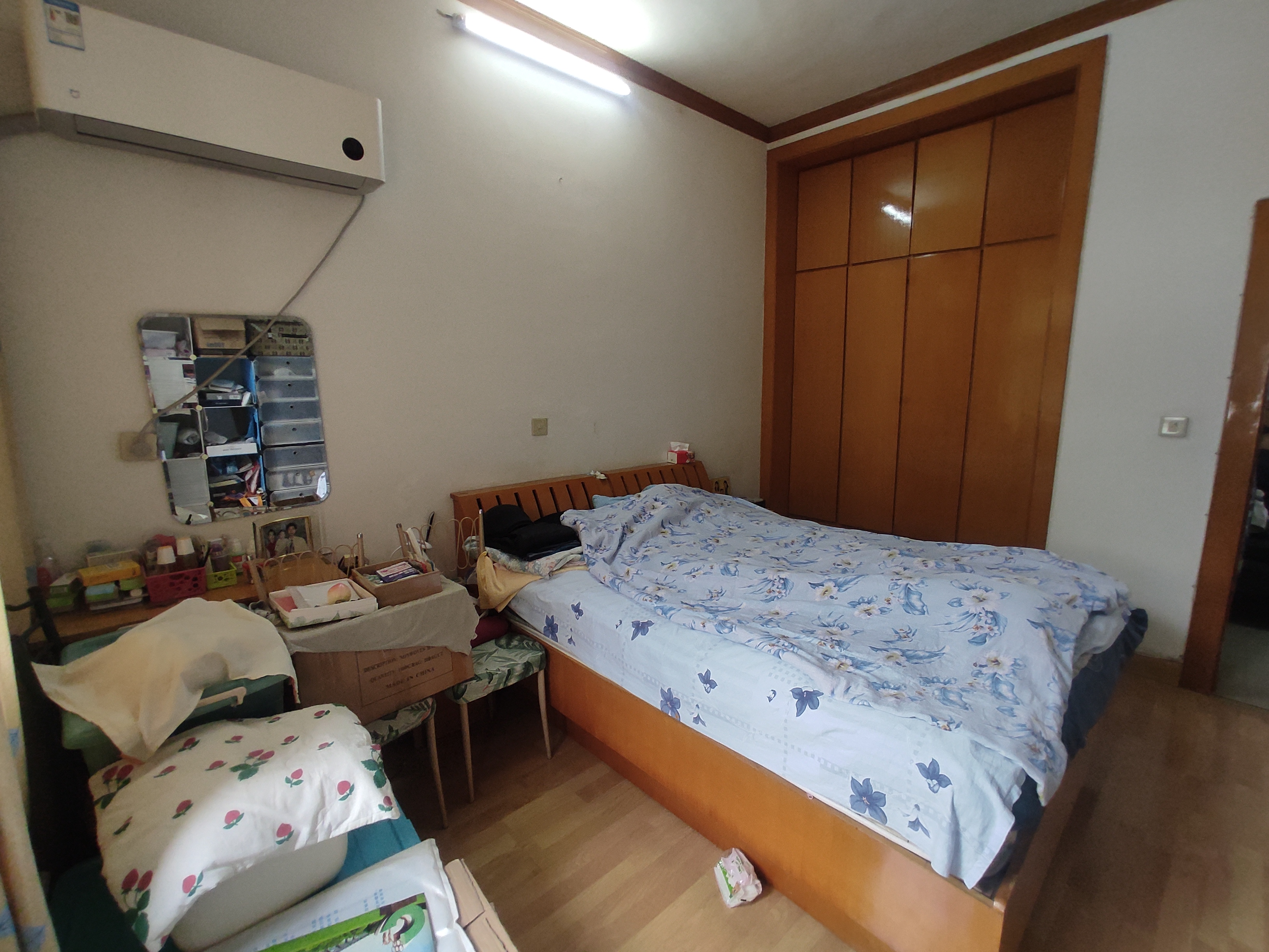 老工商宿舍.精装三房.房子成色新.证件满二.小区有出场厂好停车