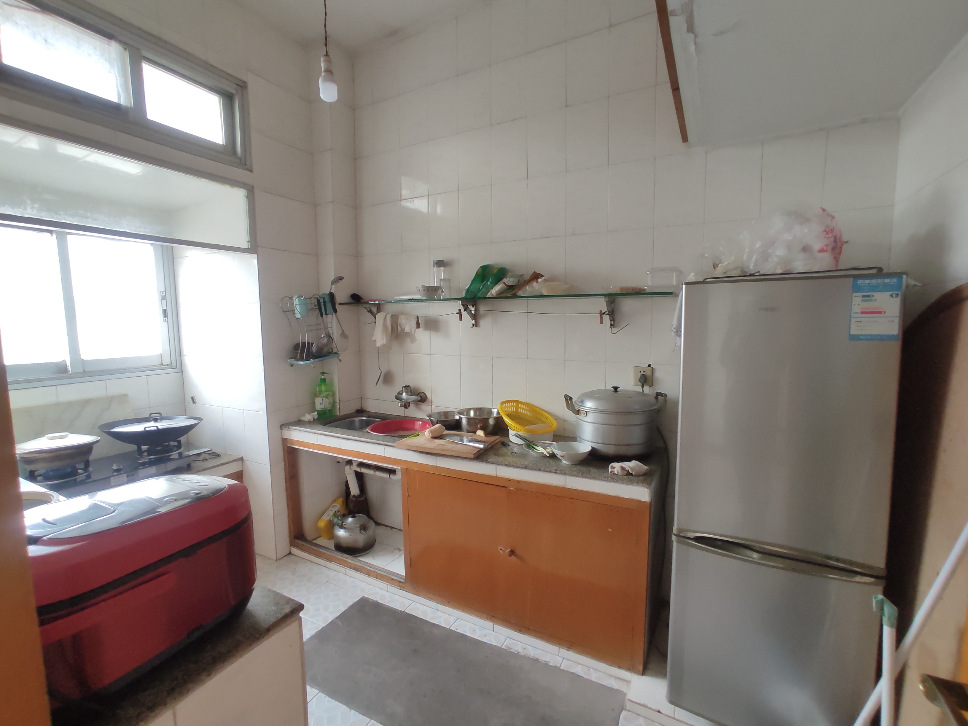 老工商宿舍.精装三房.房子成色新.证件满二.小区有出场厂好停车