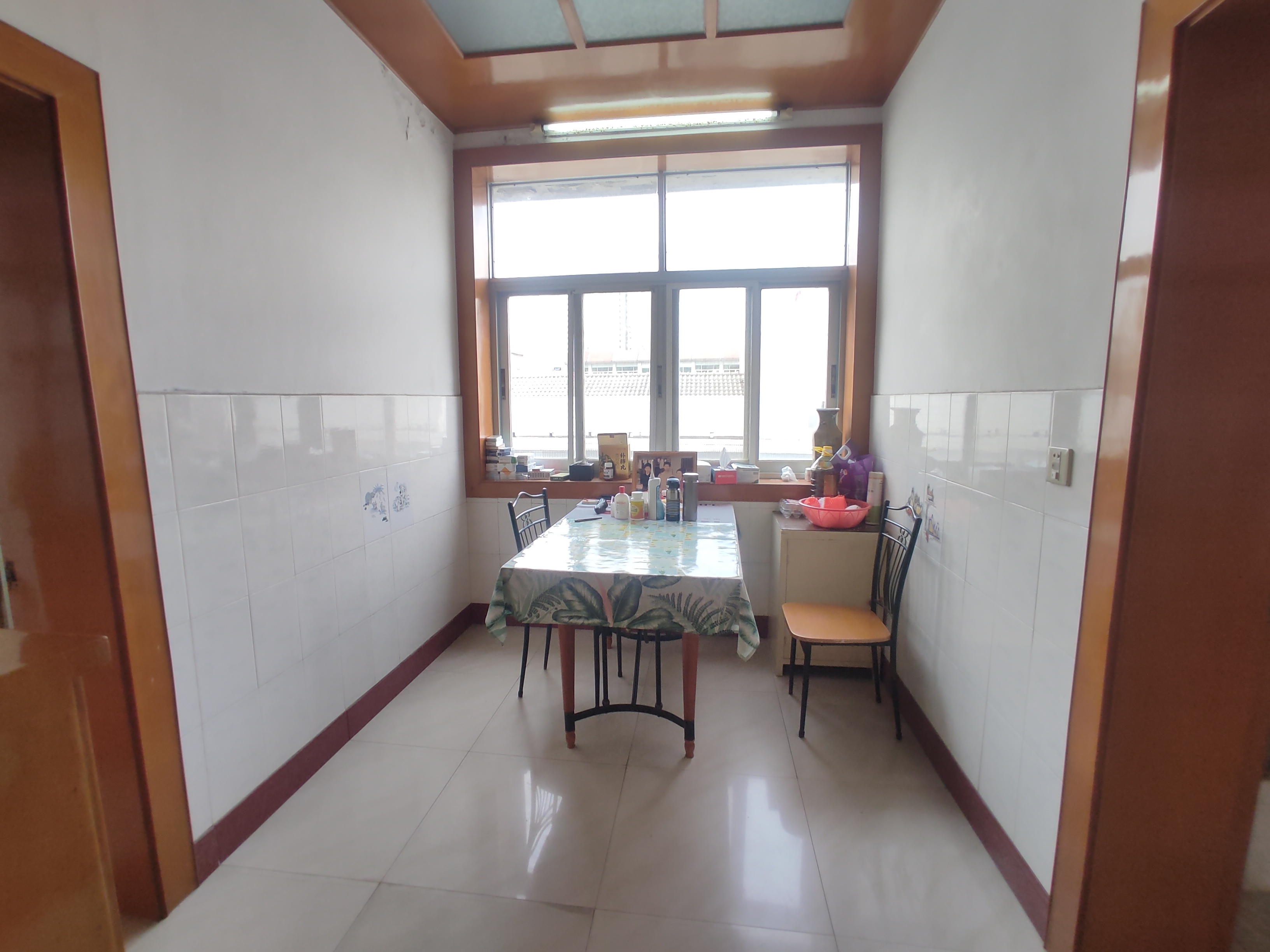 老工商宿舍.精装三房.房子成色新.证件满二.小区有出场厂好停车