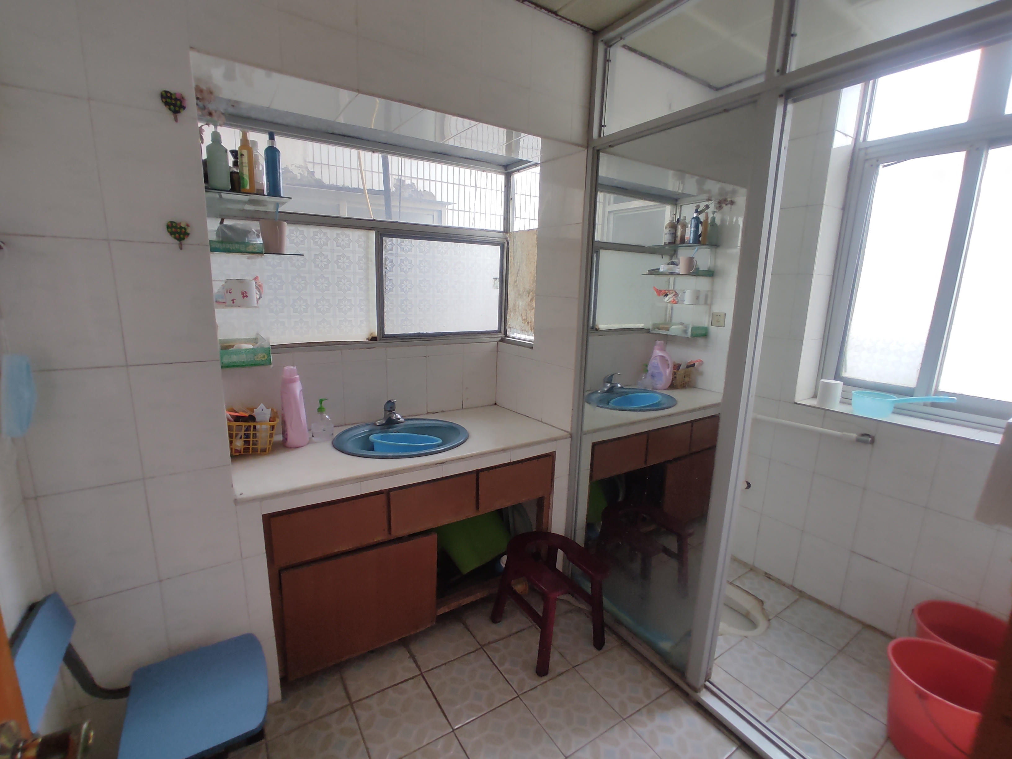 老工商宿舍.精装三房.房子成色新.证件满二.小区有出场厂好停车