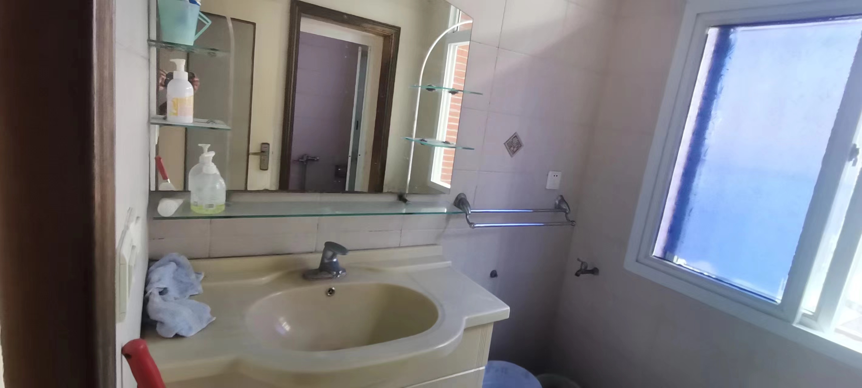 桃林园小区.沔中北门.精装四房.小区有出场好停车.看房方便