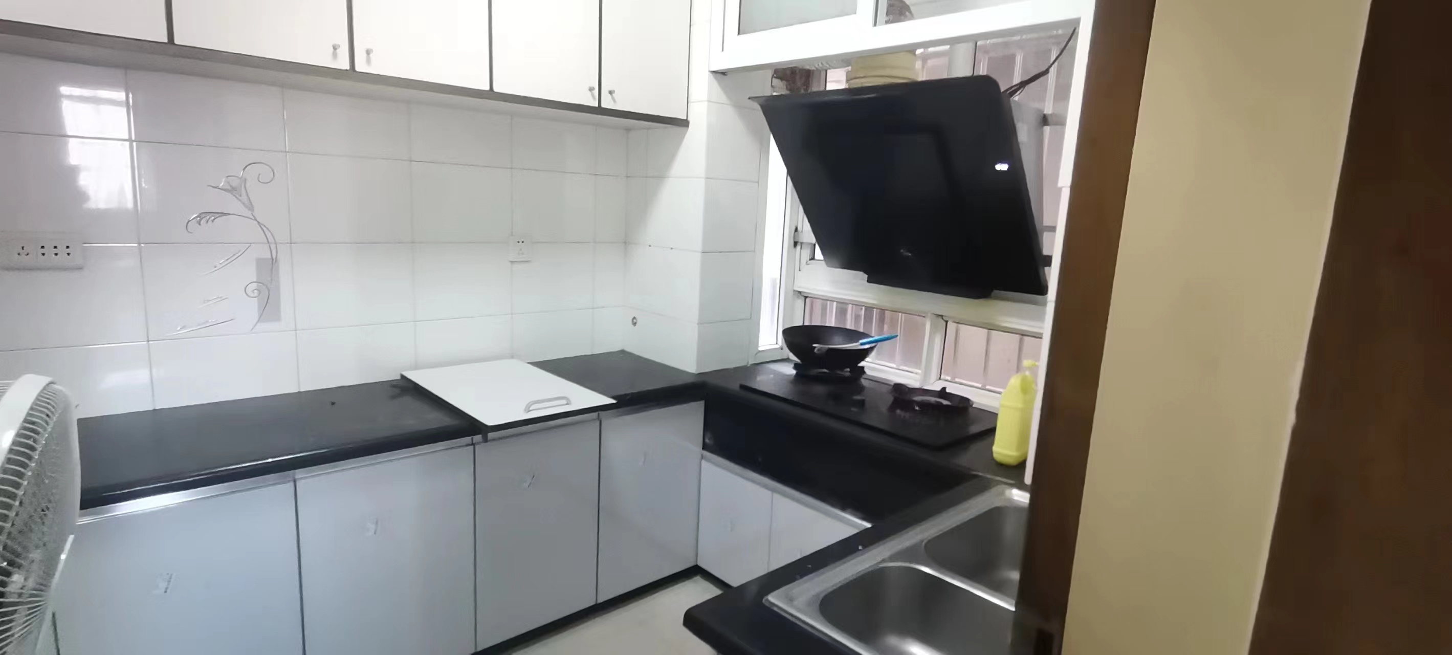 桃林园小区.沔中北门.精装四房.小区有出场好停车.看房方便