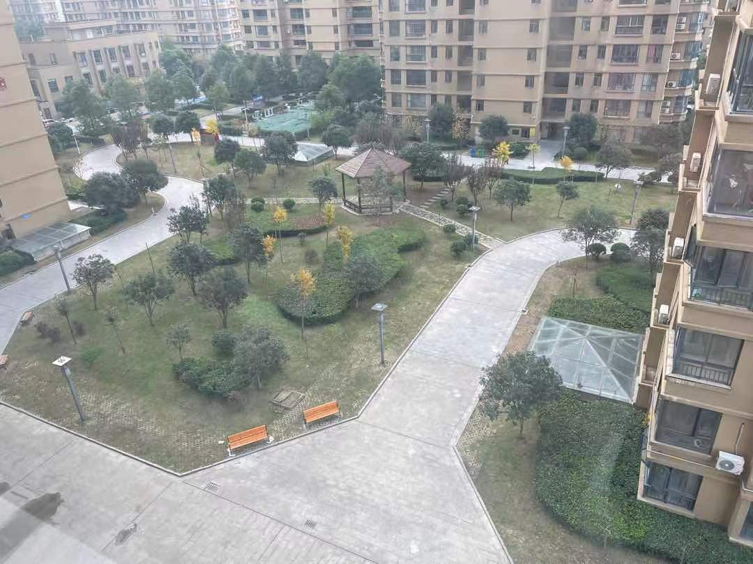 颐和公馆.精装三房两卫.房子九点九成新.证件满二.看房方便