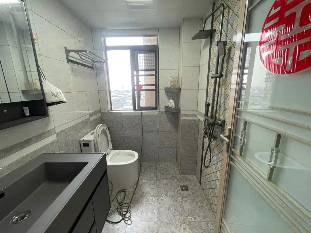 颐和公馆.精装三房两卫.房子九点九成新.证件满二.看房方便