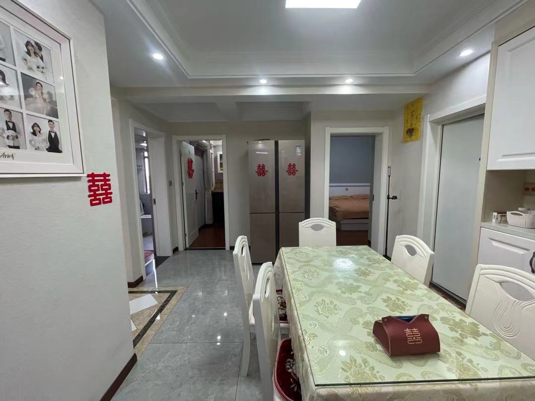 颐和公馆.精装三房两卫.房子九点九成新.证件满二.看房方便