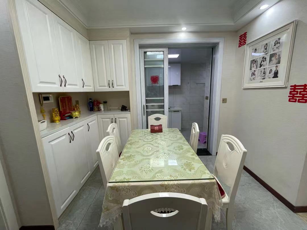 颐和公馆.精装三房两卫.房子九点九成新.证件满二.看房方便