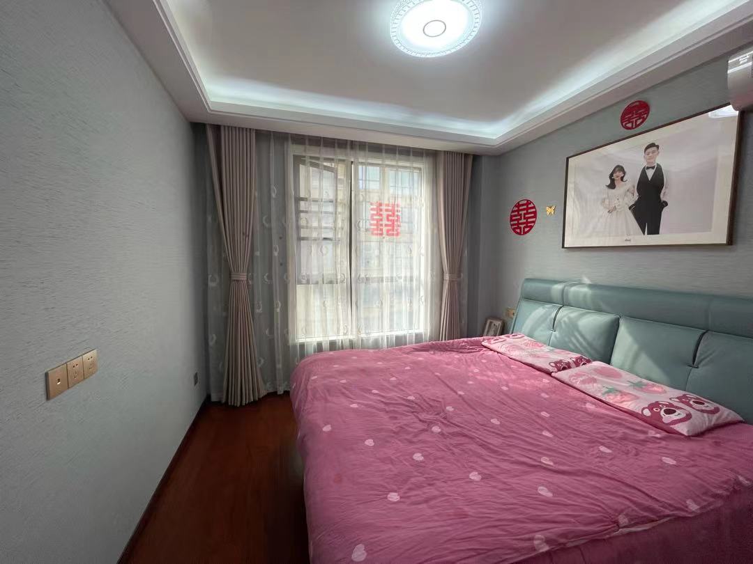 颐和公馆.精装三房两卫.房子九点九成新.证件满二.看房方便