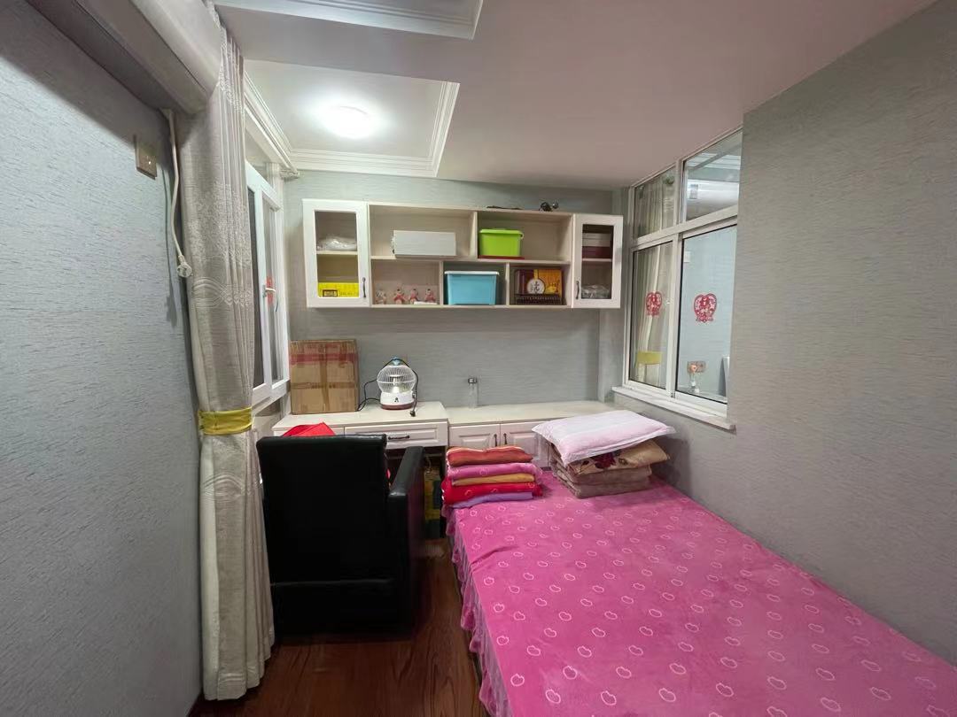 颐和公馆.精装三房两卫.房子九点九成新.证件满二.看房方便