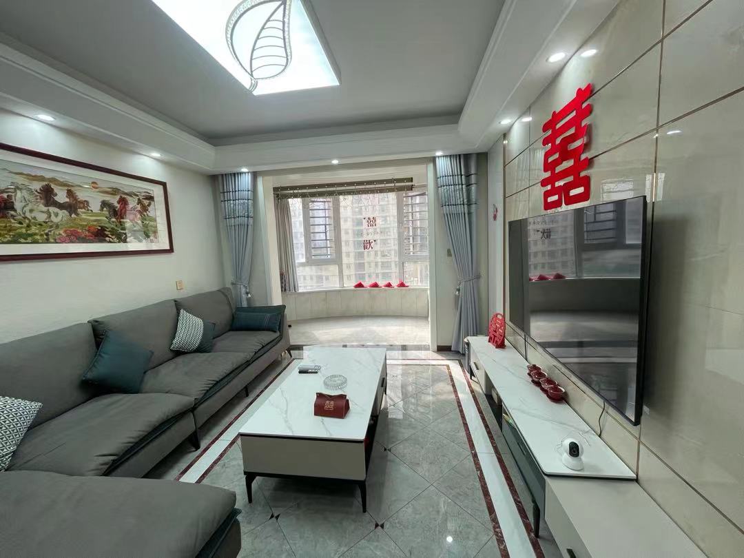 颐和公馆.精装三房两卫.房子九点九成新.证件满二.看房方便