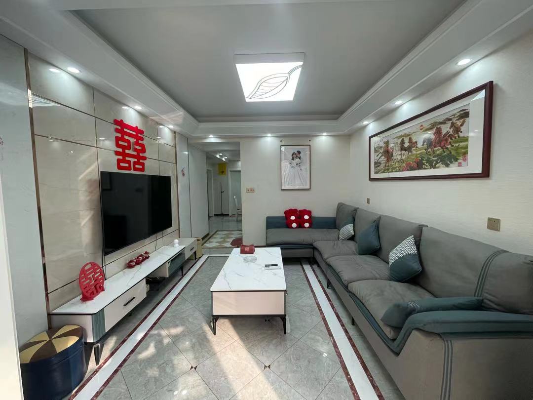 颐和公馆.精装三房两卫.房子九点九成新.证件满二.看房方便