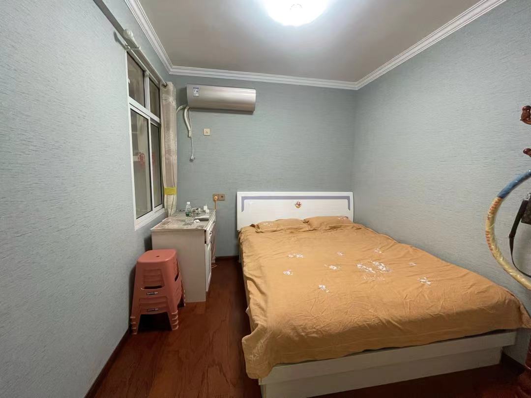 颐和公馆.精装三房两卫.房子九点九成新.证件满二.看房方便