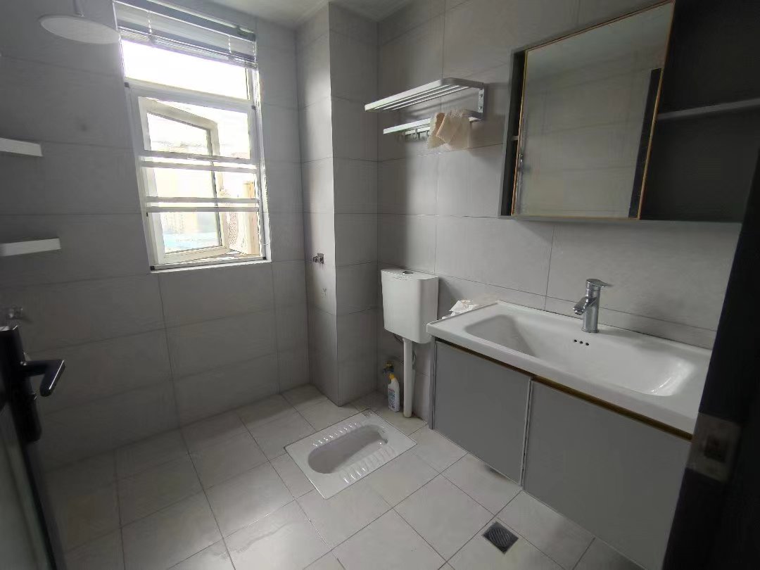 英伦名邸.精装三房.下楼就是菜场.出行方便