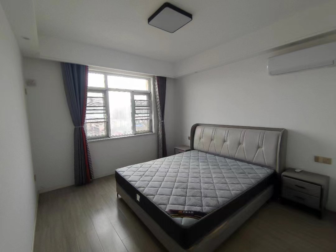 英伦名邸.精装三房.下楼就是菜场.出行方便