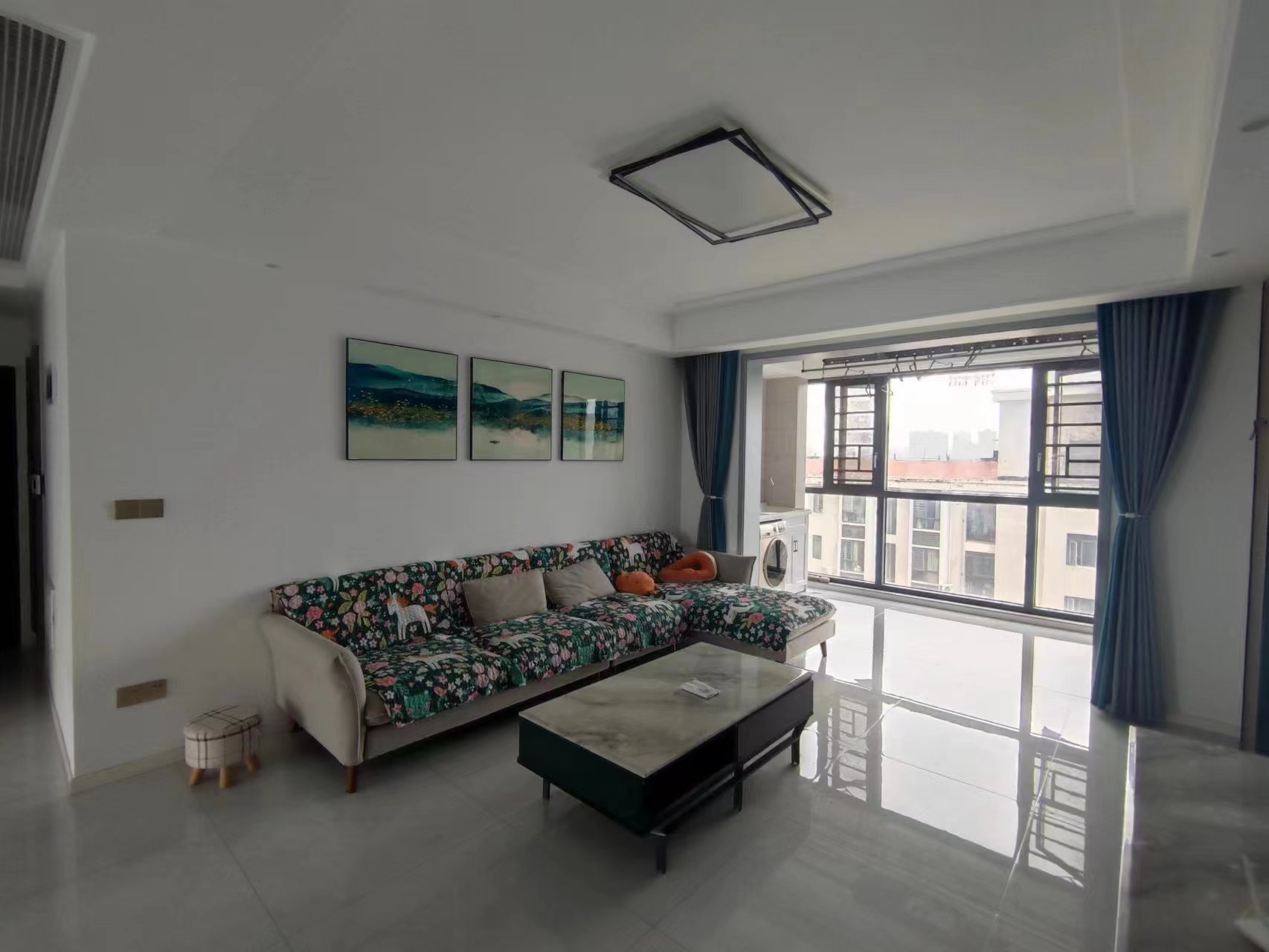 英伦名邸.精装三房.下楼就是菜场.出行方便