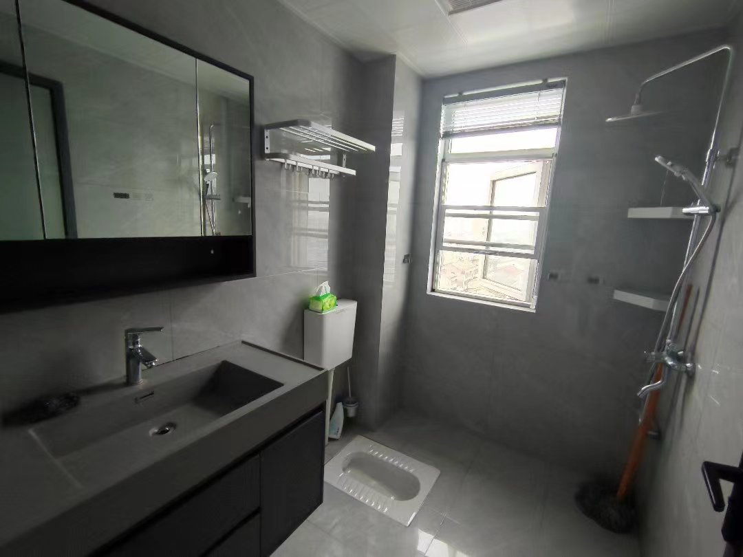 英伦名邸.精装三房.下楼就是菜场.出行方便