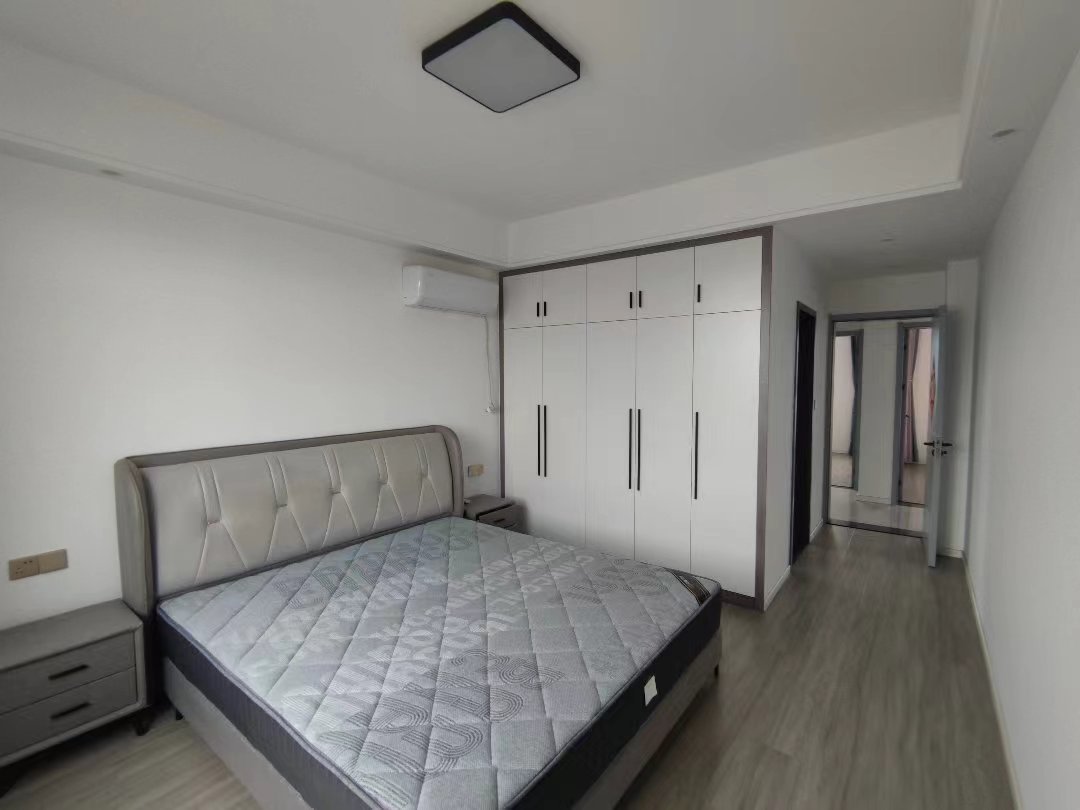 英伦名邸.精装三房.下楼就是菜场.出行方便