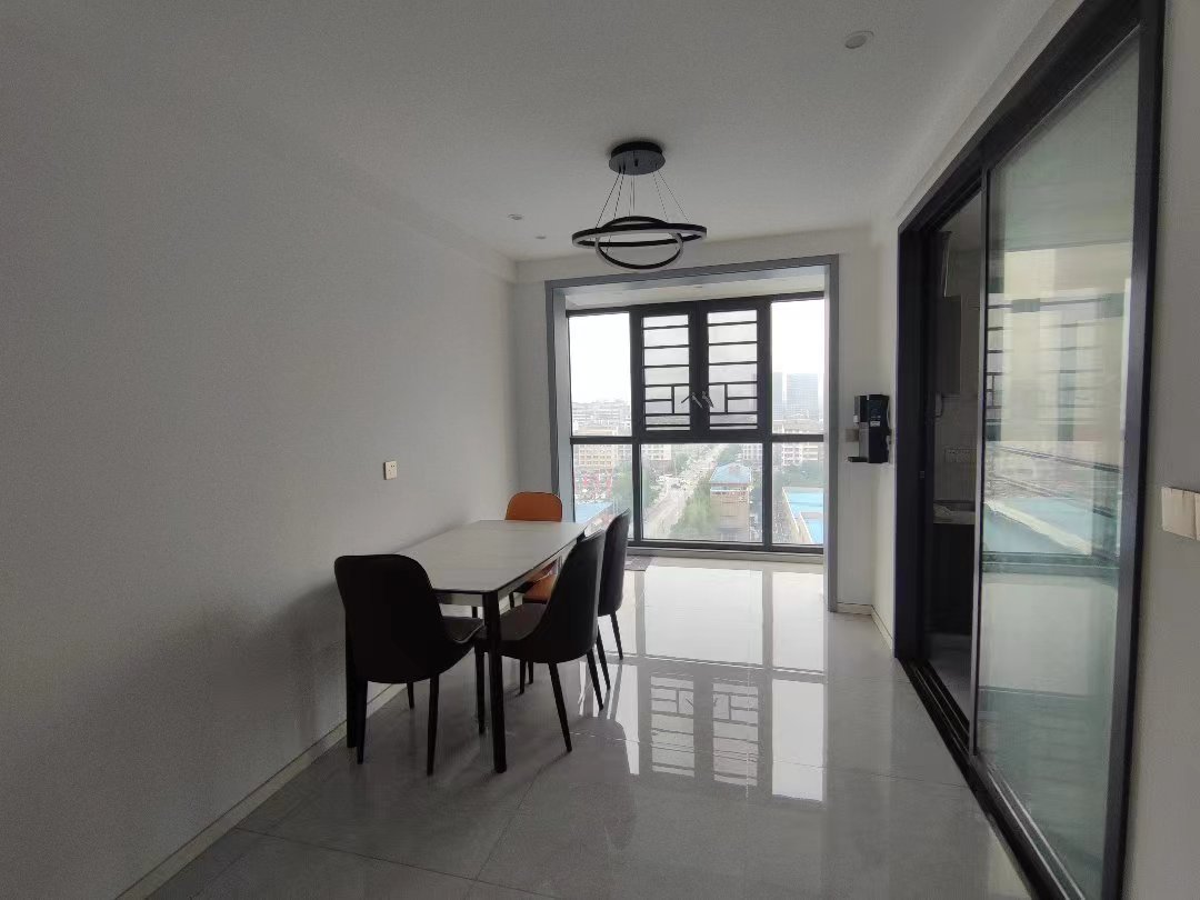 英伦名邸.精装三房.下楼就是菜场.出行方便