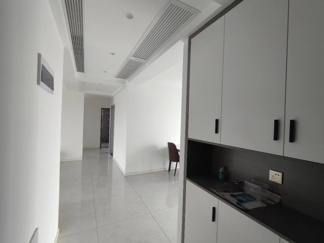 英伦名邸.精装三房.下楼就是菜场.出行方便