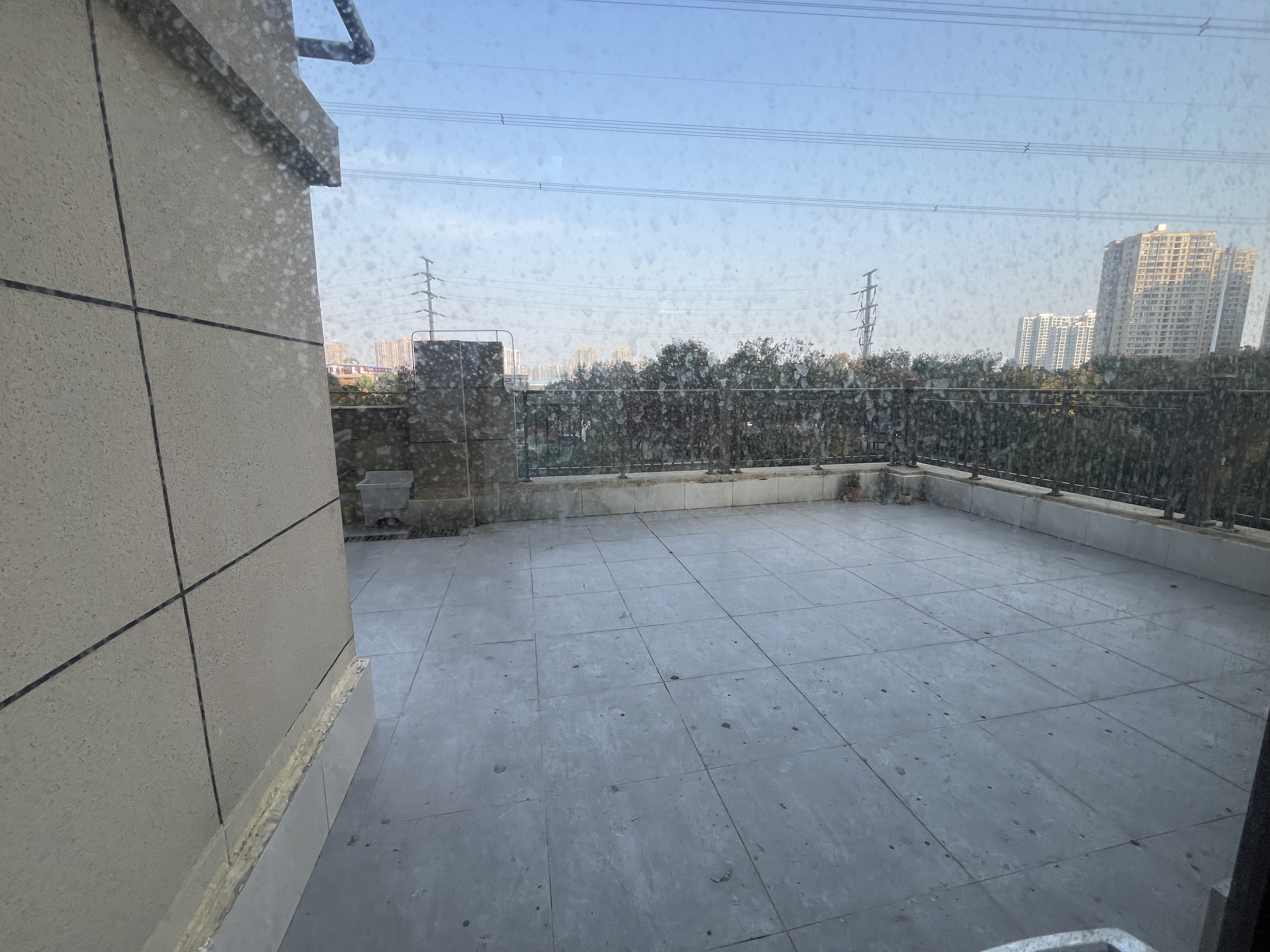 御湖世家精装三房带露台露台都已经装好了可以随便种送车位