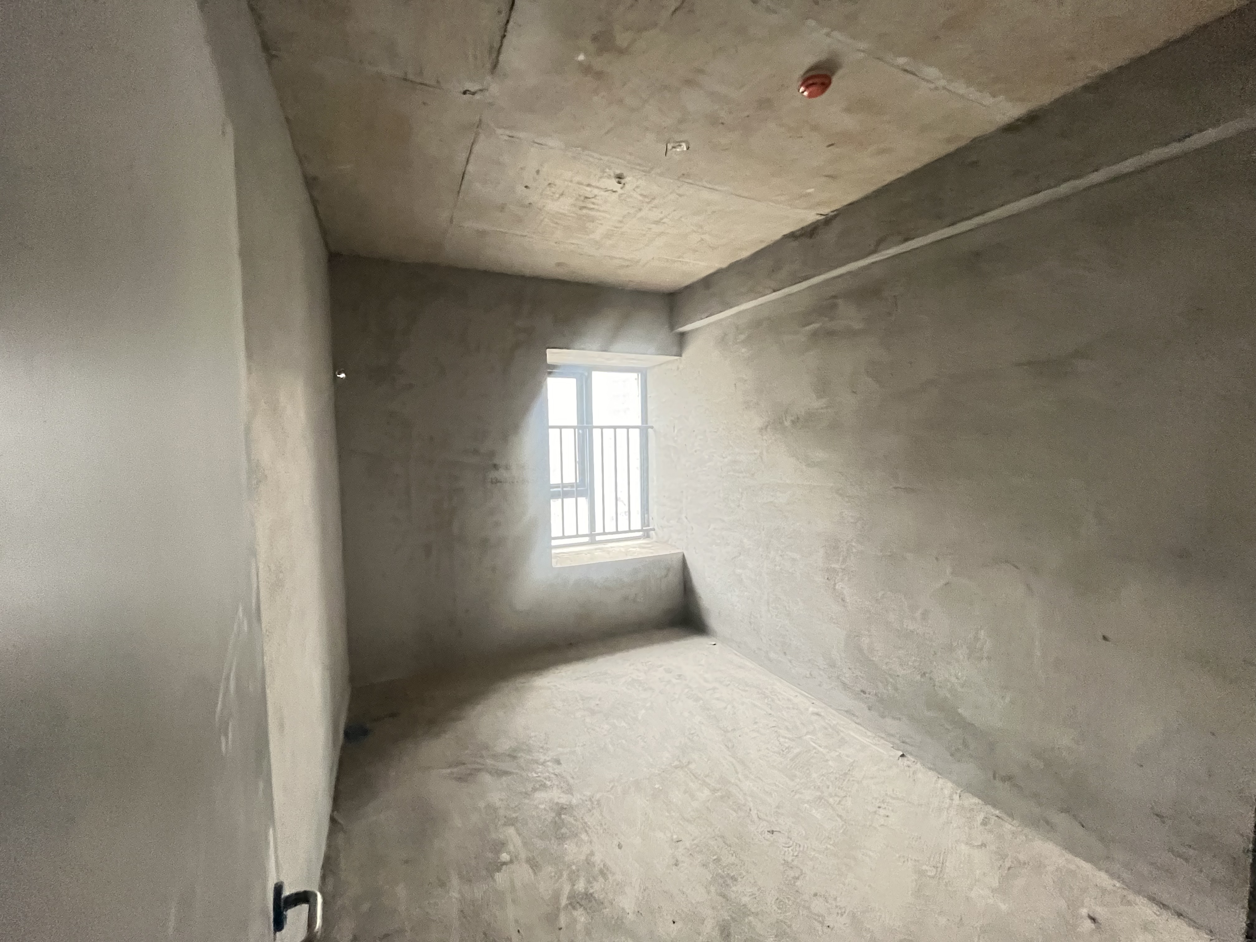 蓝天白云毛坯三房小区人车分流.看房方便