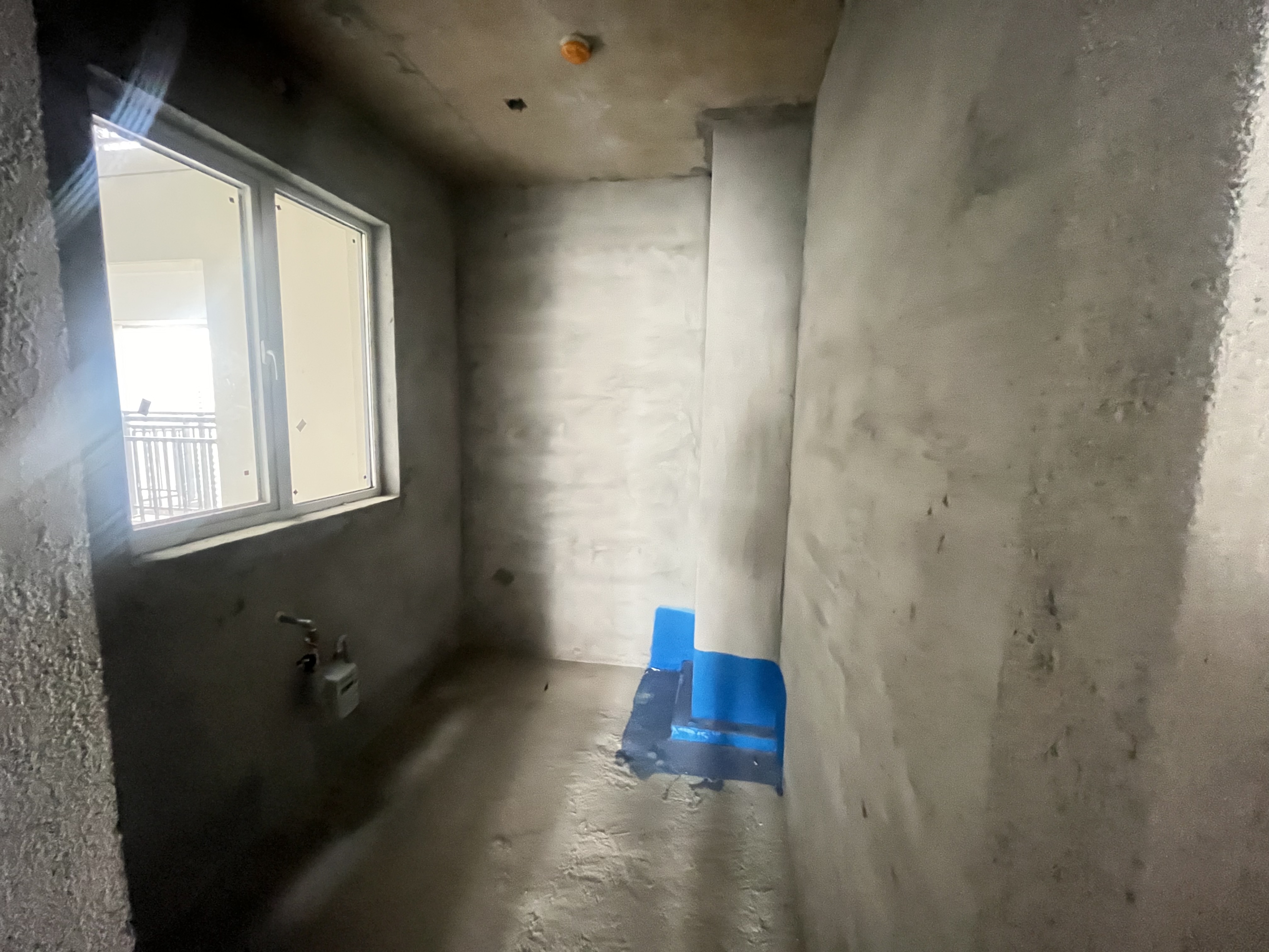 蓝天白云毛坯三房小区人车分流.看房方便