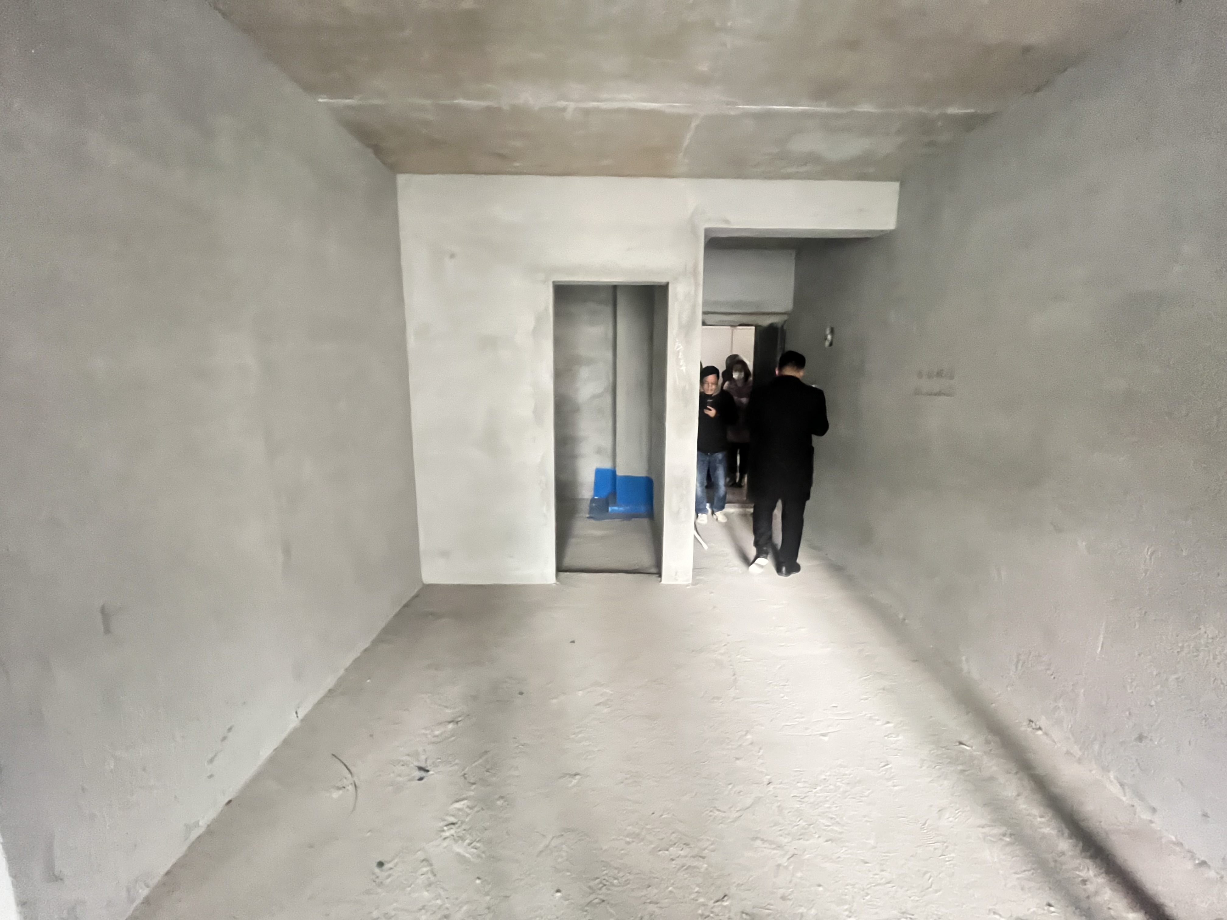 蓝天白云毛坯三房小区人车分流.看房方便